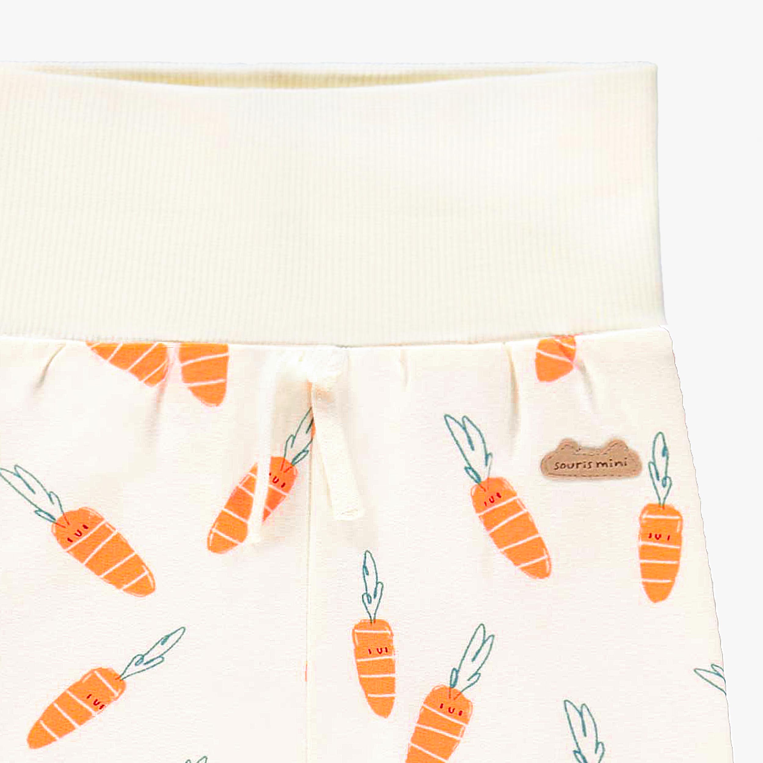 Zoom détails évolutifs du pantalon crème à motifs de carottes, naissance