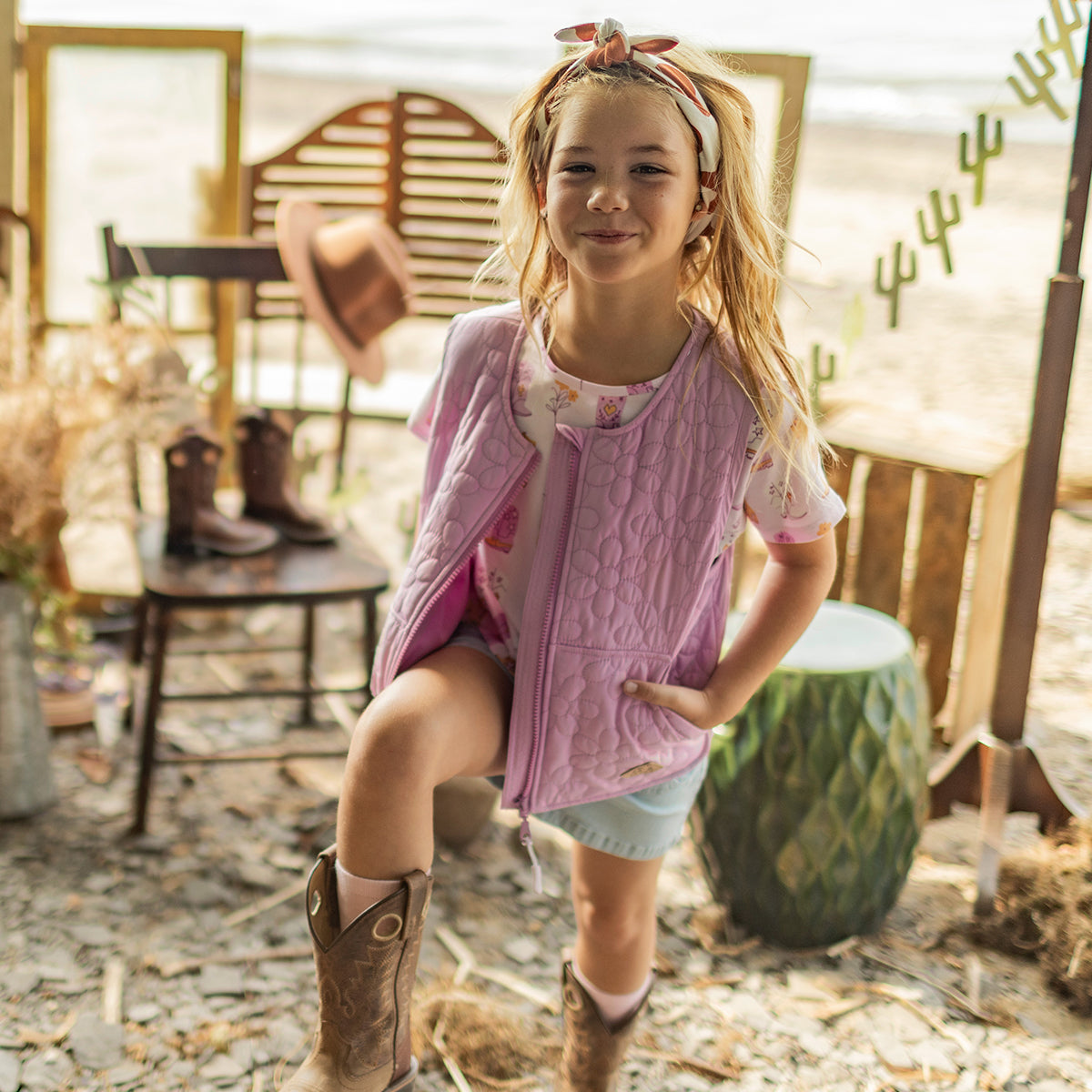 Veste sans manches mauve à motif floral matelassé, enfant