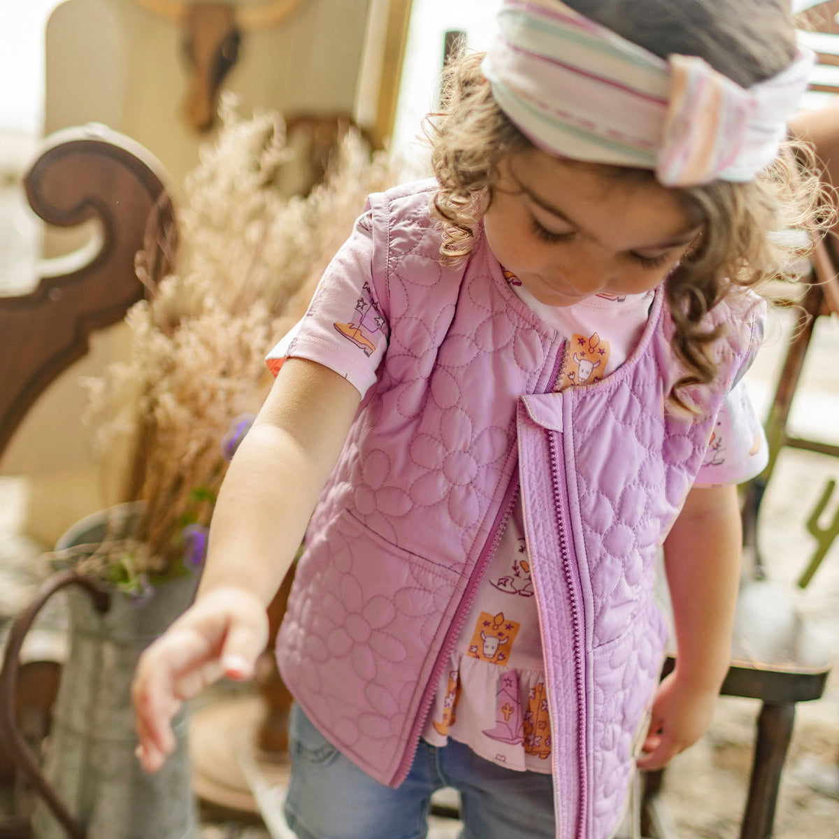 Veste sans manches mauve à motif floral matelassé, bébé