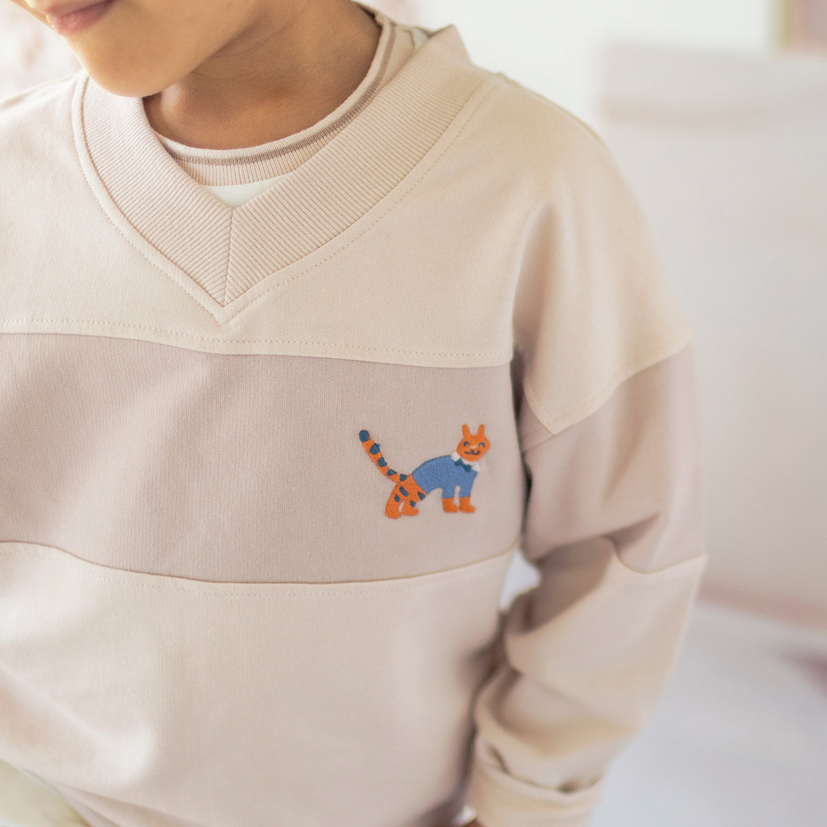 Détails chandail beige en tricot français, enfant