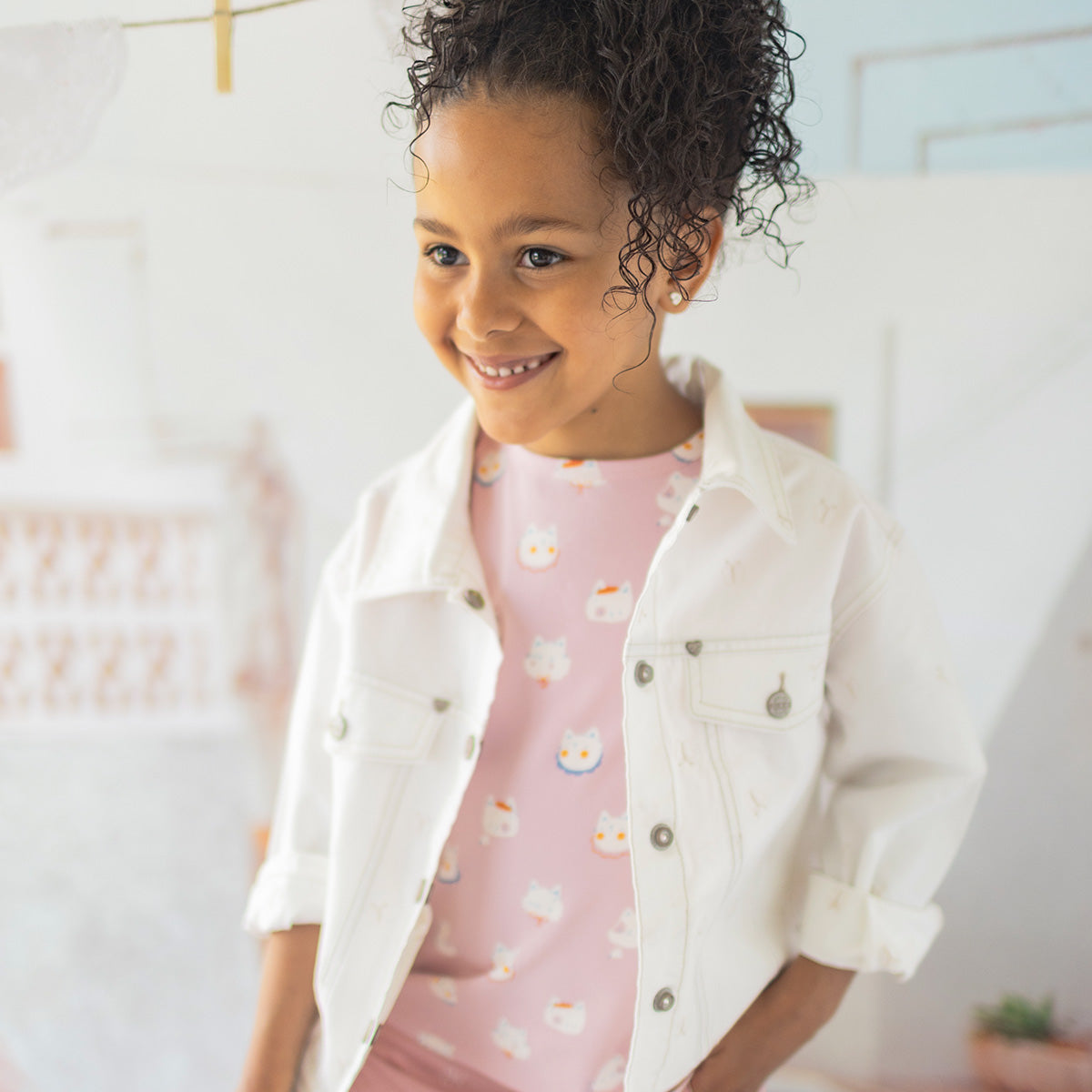 Blouson crème en denim avec broderies de papillons, enfant