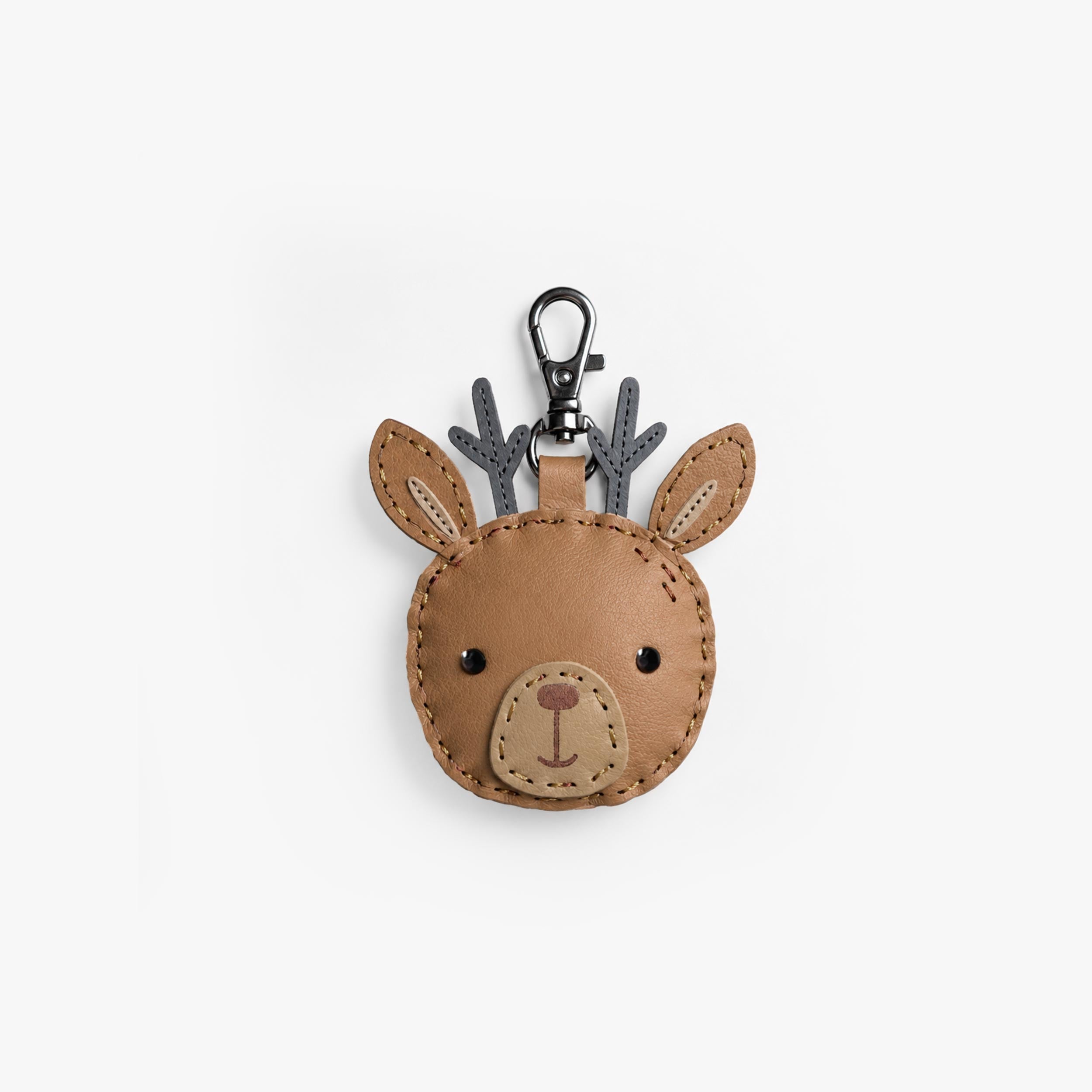 Porte-clés en forme de tête de cerf brun avec bois gris, détails brodés et mousqueton métallique noir. - Souris Mini