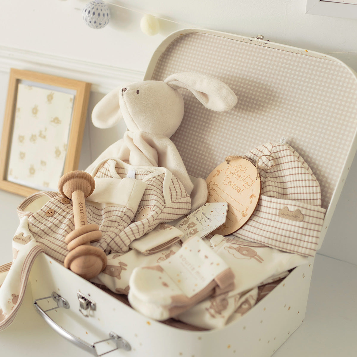 Présentation du coffret cadeau crème et beige « Le Signature » (11 pièces), naissance