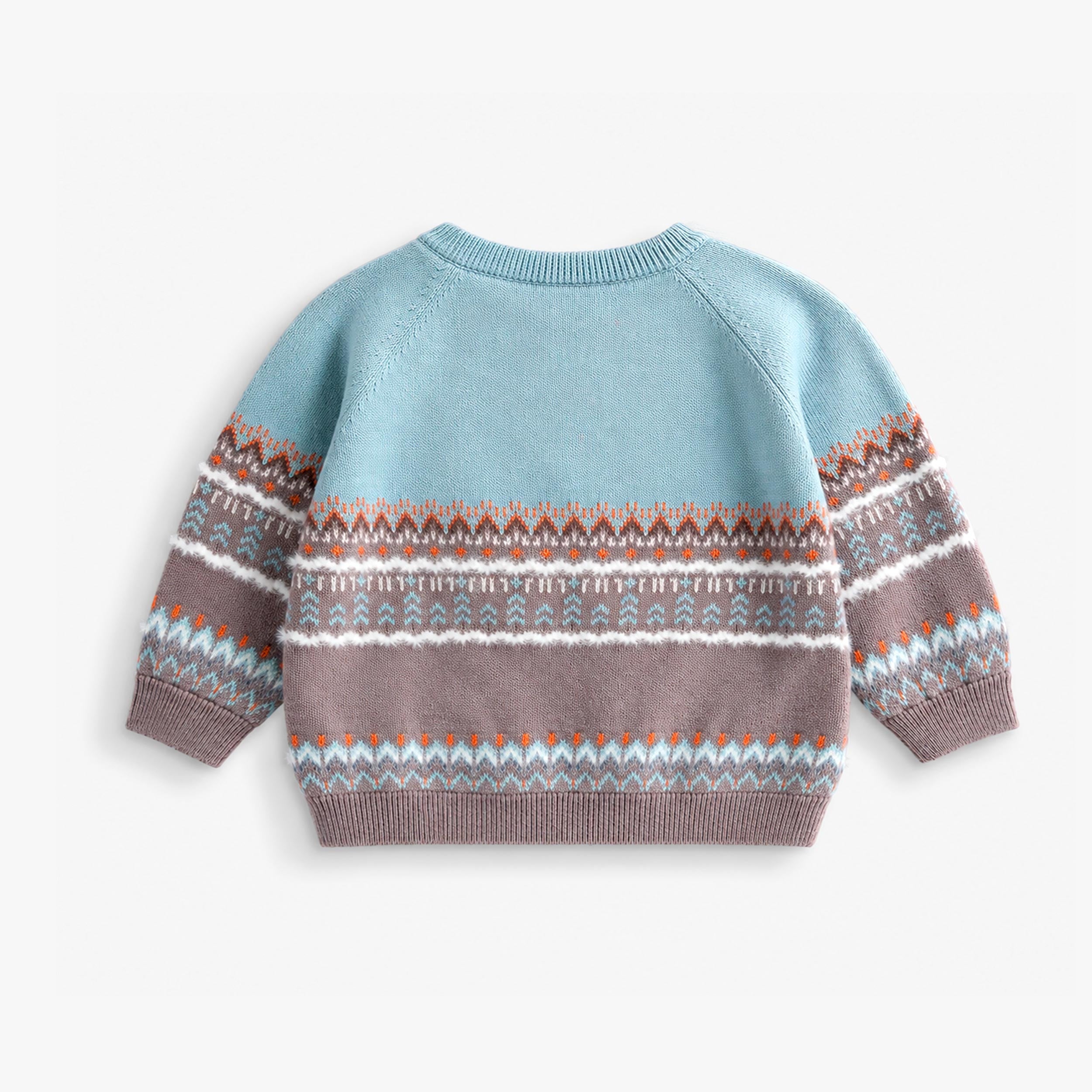 Dos d’un pull en tricot bleu et gris pour bébé garçon avec manches longues et motifs jacquard sur les manches et le bas.