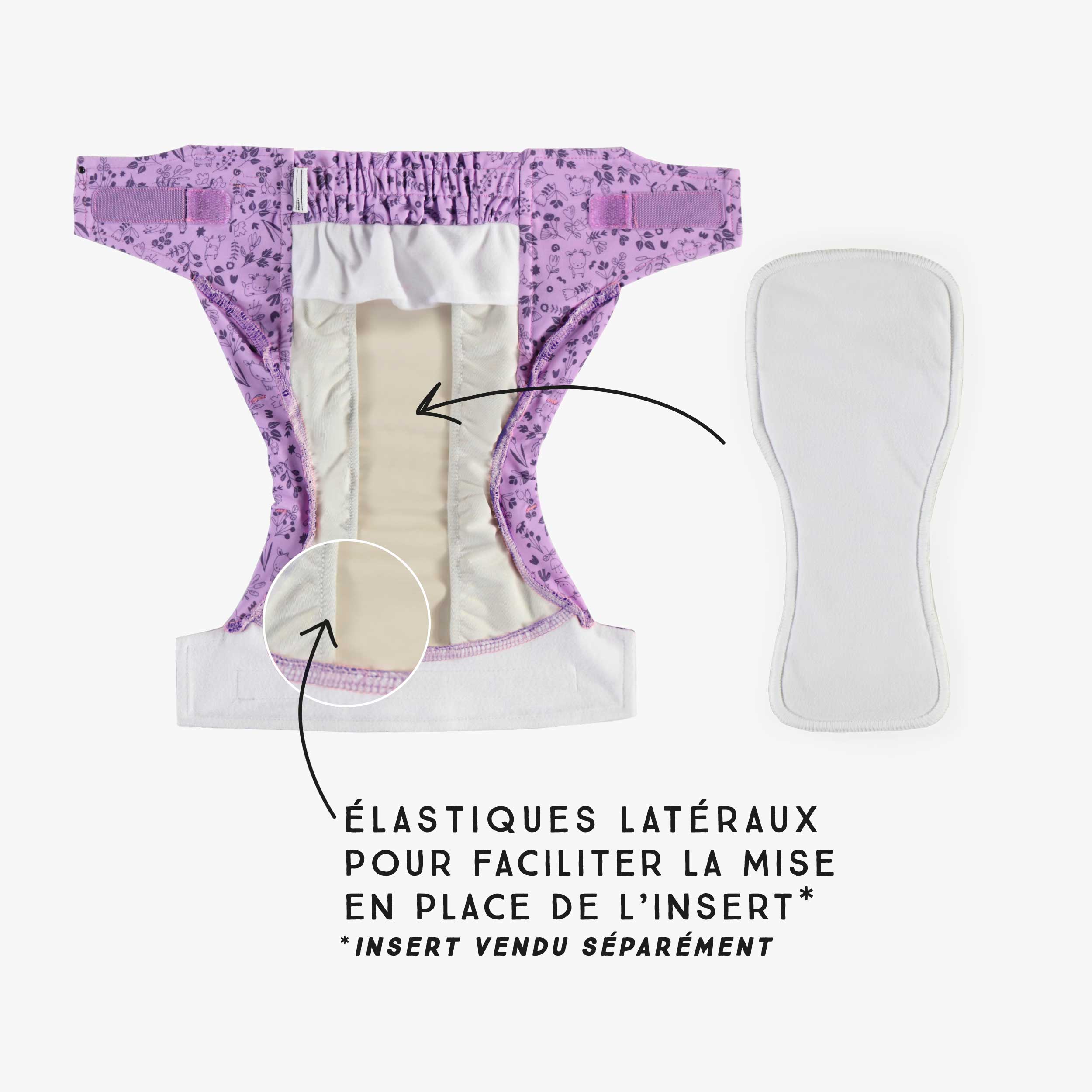 Détail de la couche réutilisable ultramince mauve à motif de fleurs, bébé