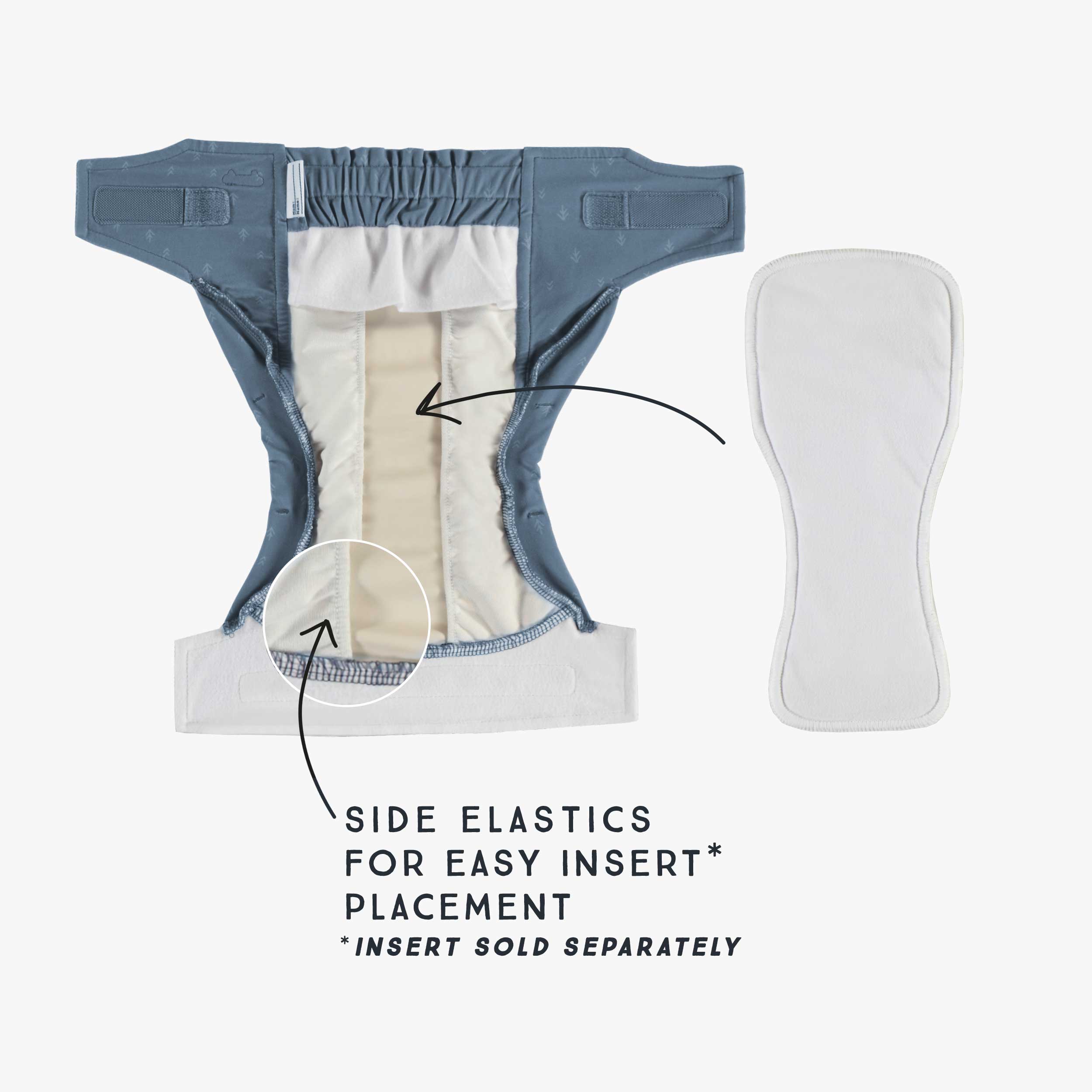 Détail de la couche réutilisable ultramince bleu à motif de flèches, bébé