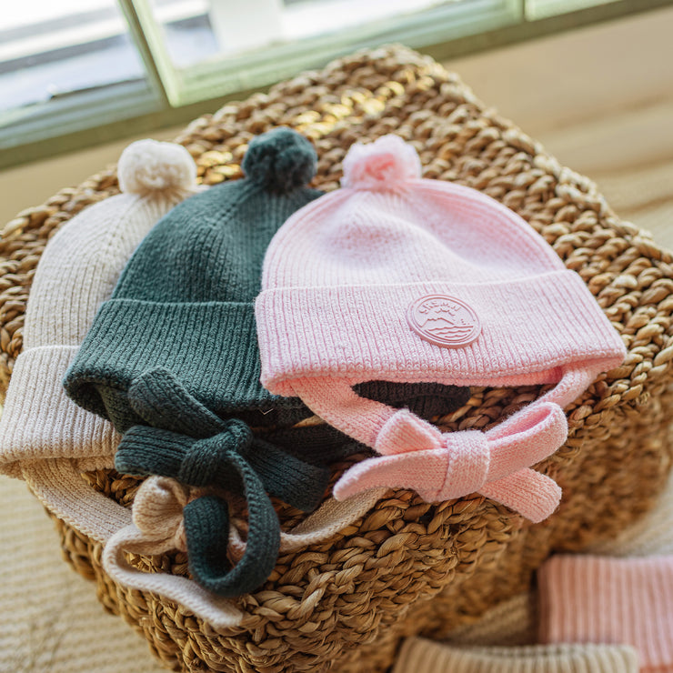 Tuque de maille rose pâle avec pompon, bébé || Light pink knitted toque with pompom, baby