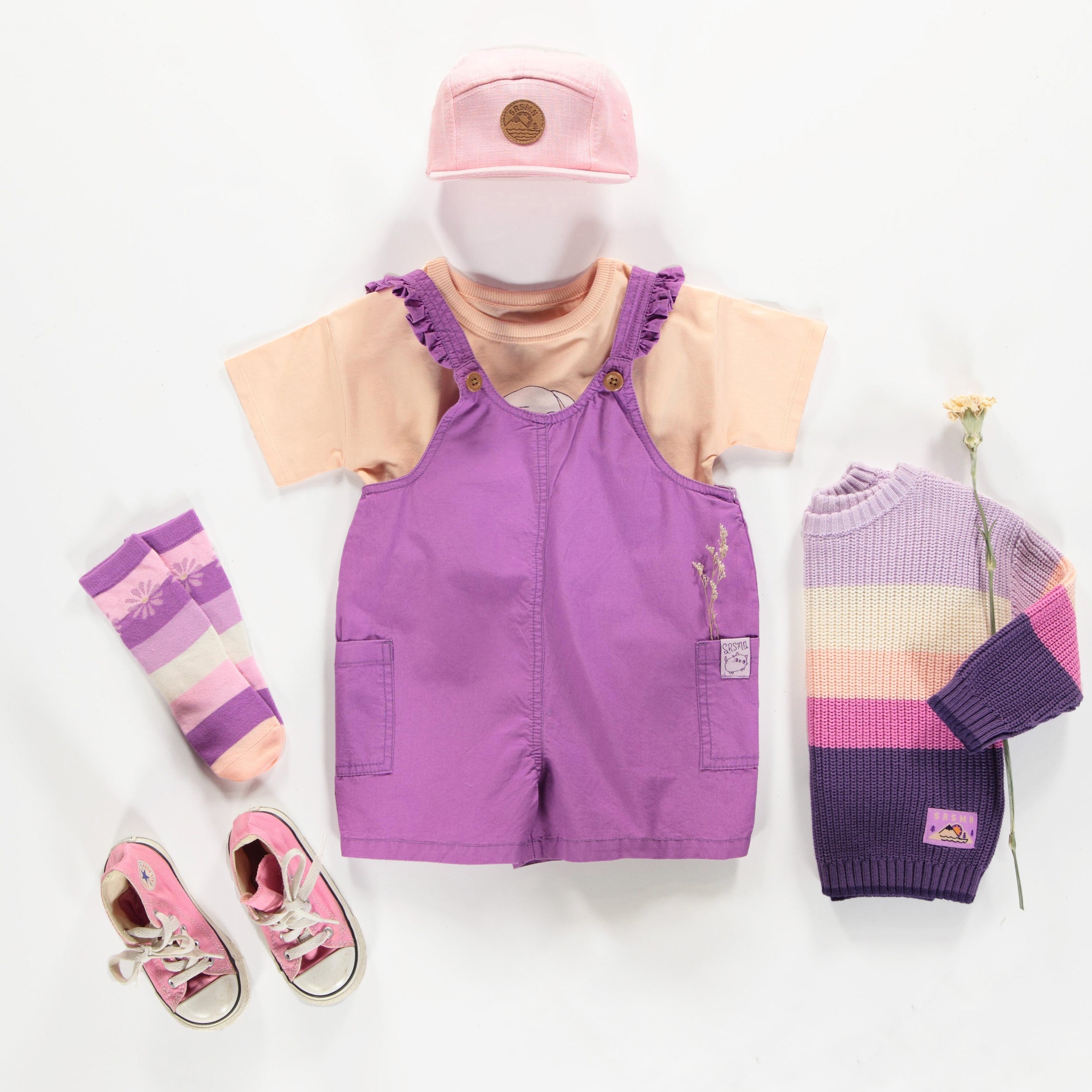 Look de la salopette courte mauve avec bretelles à volants en coton, bébé