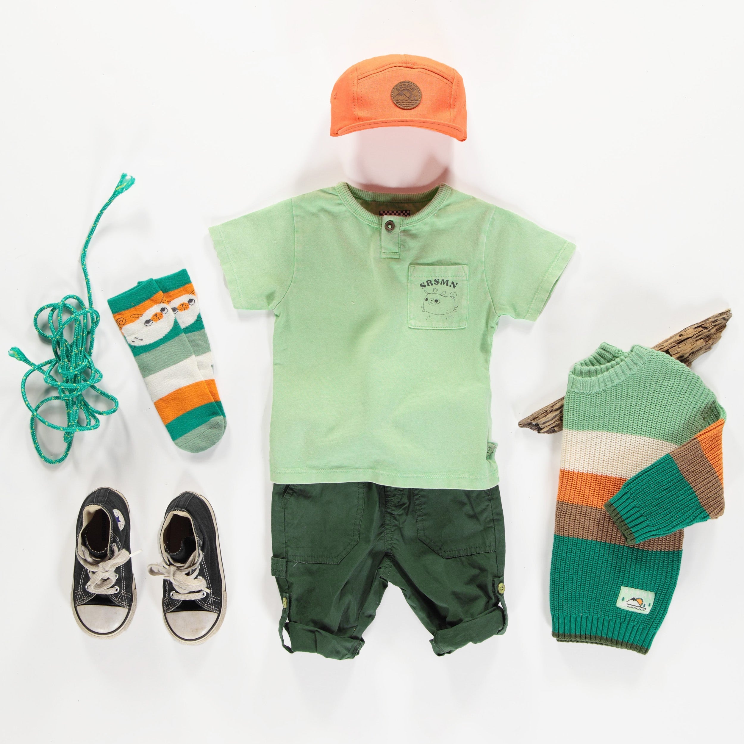 Look du t-shirt à manches courtes vert avec poche en coton, bébé