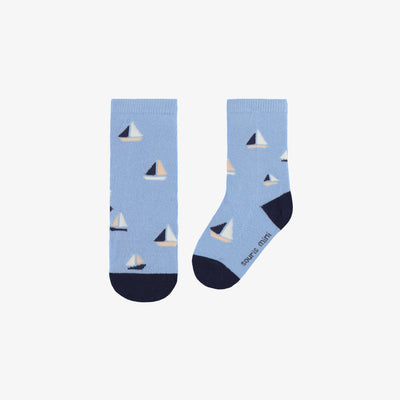 Chaussettes bleu pâle avec motif de voiliers, bébé || Light blue socks with a sailboat print, baby