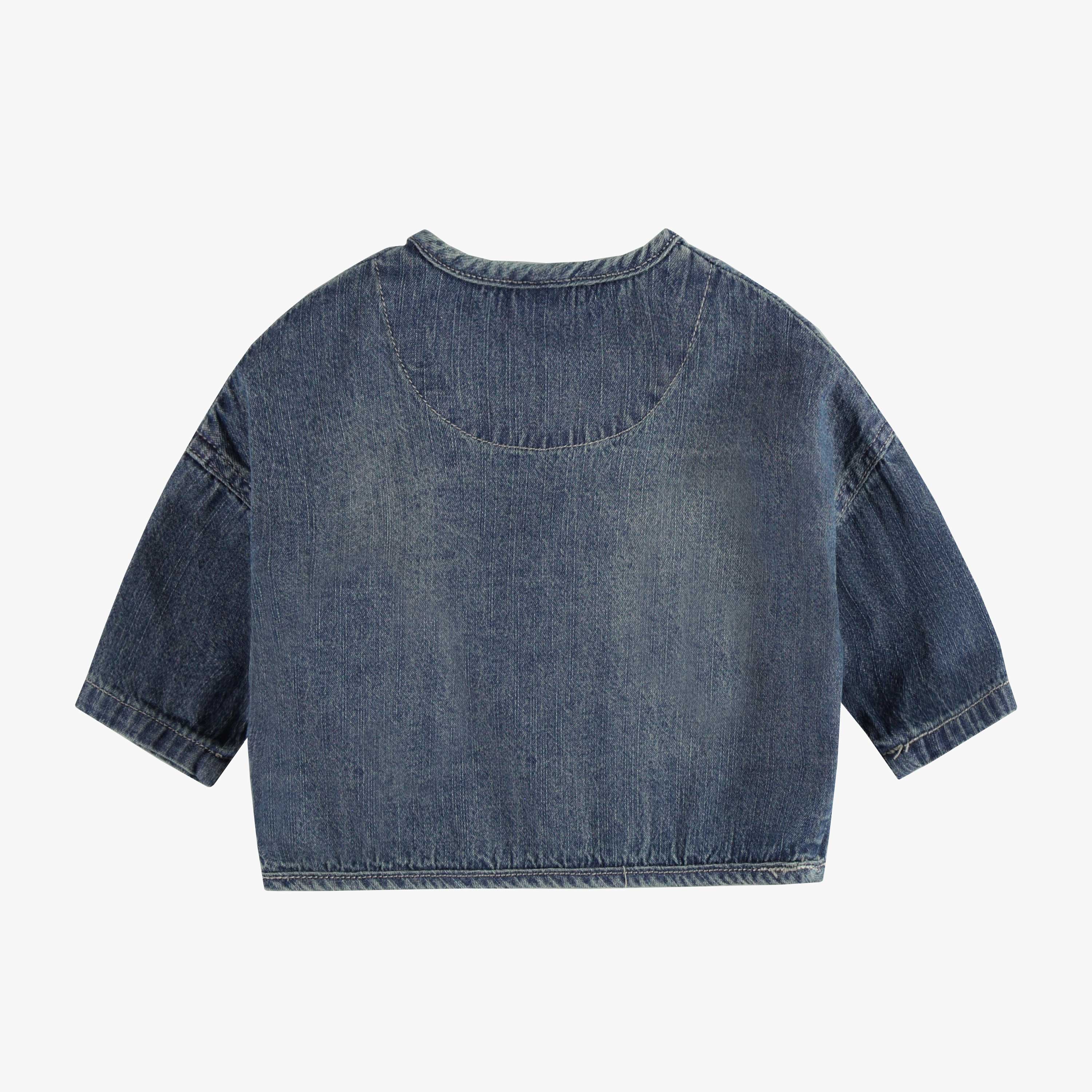 Dos du blouson coupe ample à manches longues en denim léger bleu moyen, naissance