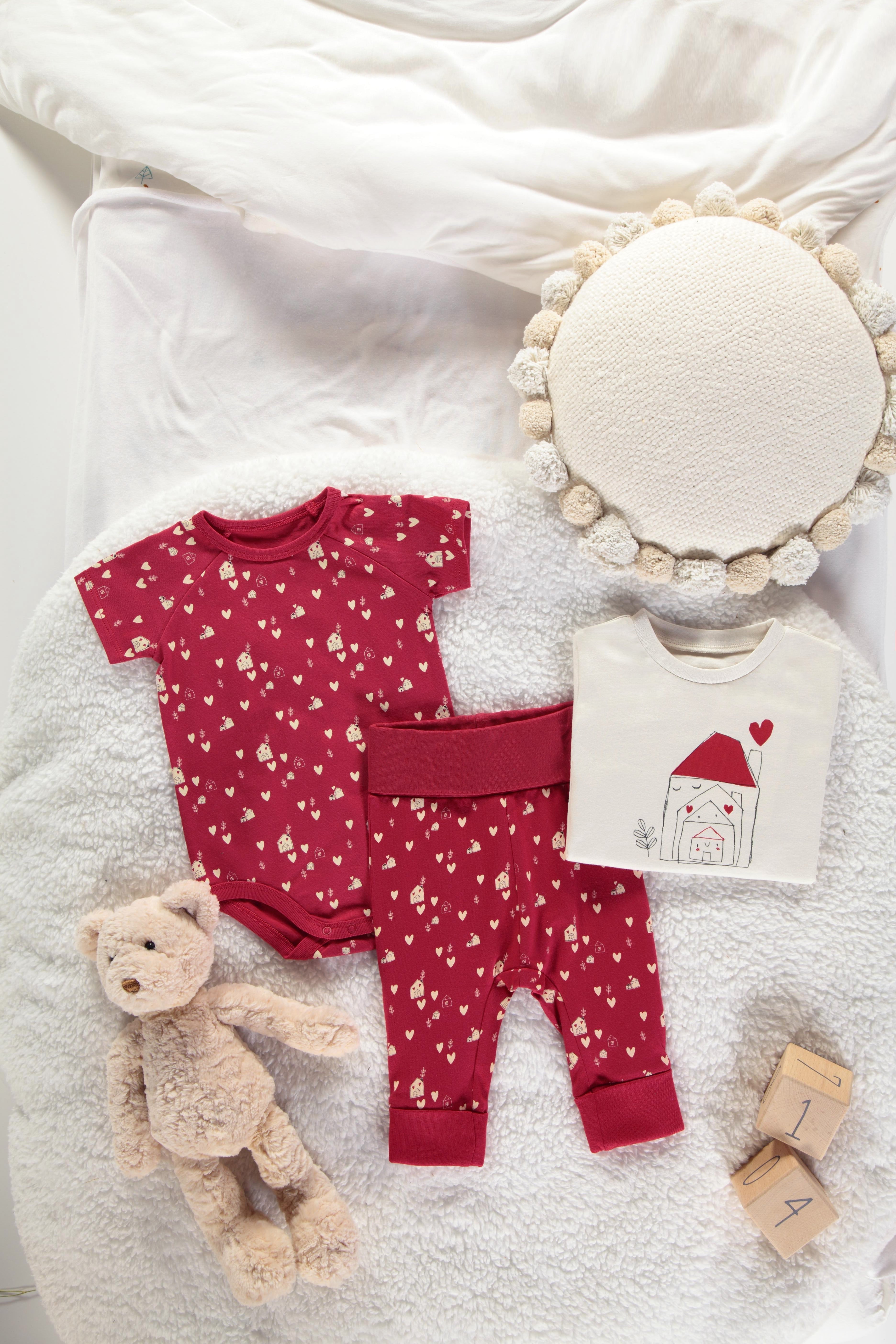 Look du pantalon évolutif rouge à motif de petits cœurs crème en jersey, bébé