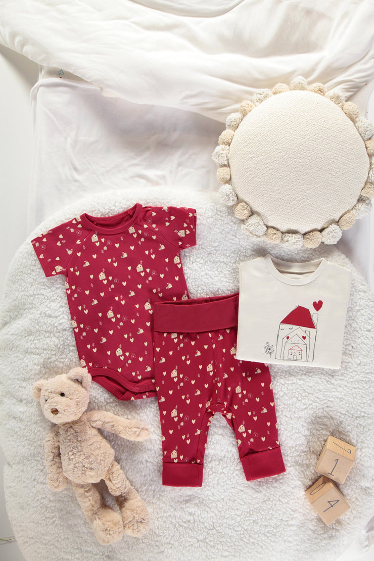 Cache-couche rouge à motif de petits cœurs crème en jersey, bébé || Red bodysuit with little cream hearts print in jersey, baby