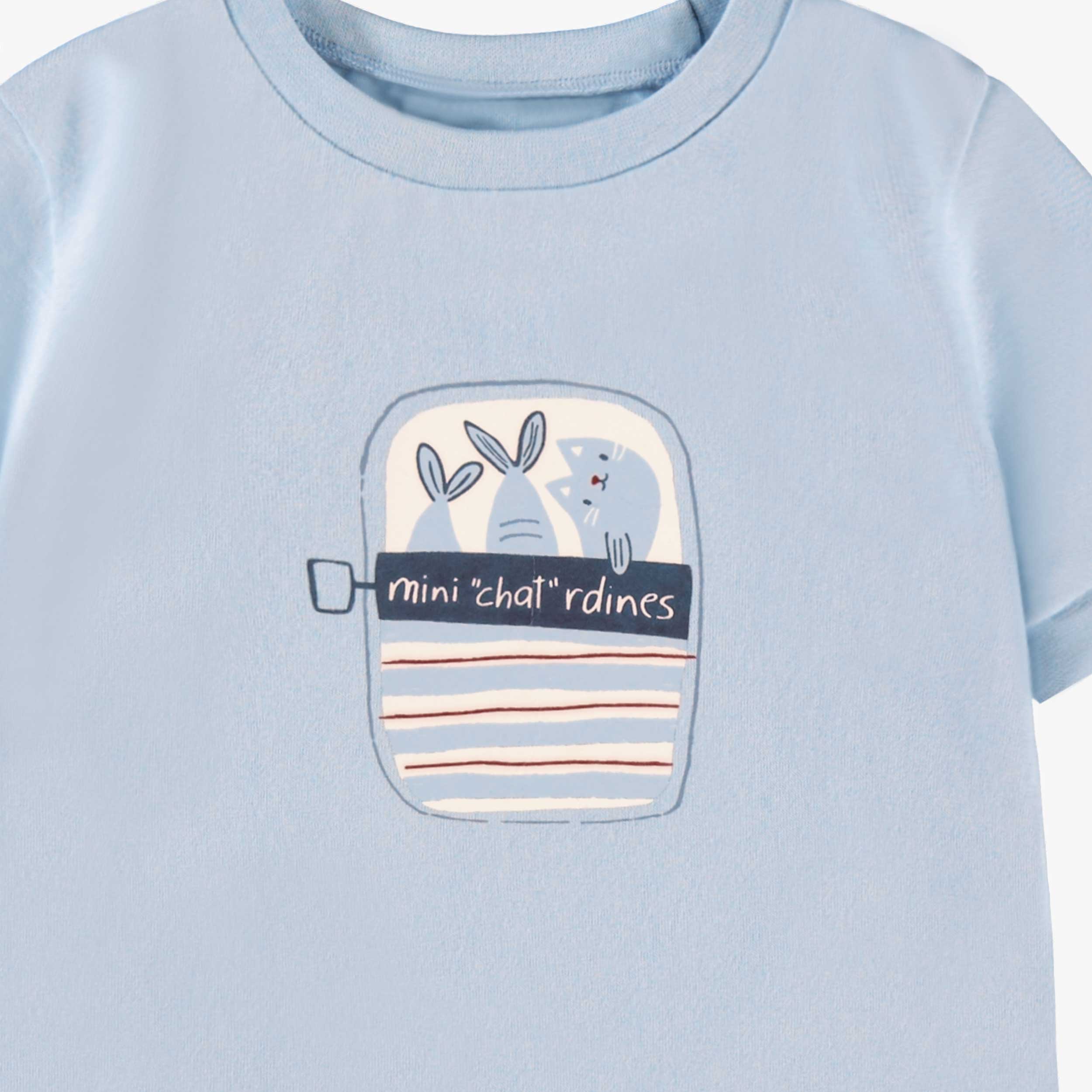 Détail du haut de pyjama deux pièces bleu avec illustration et motifs, bébé