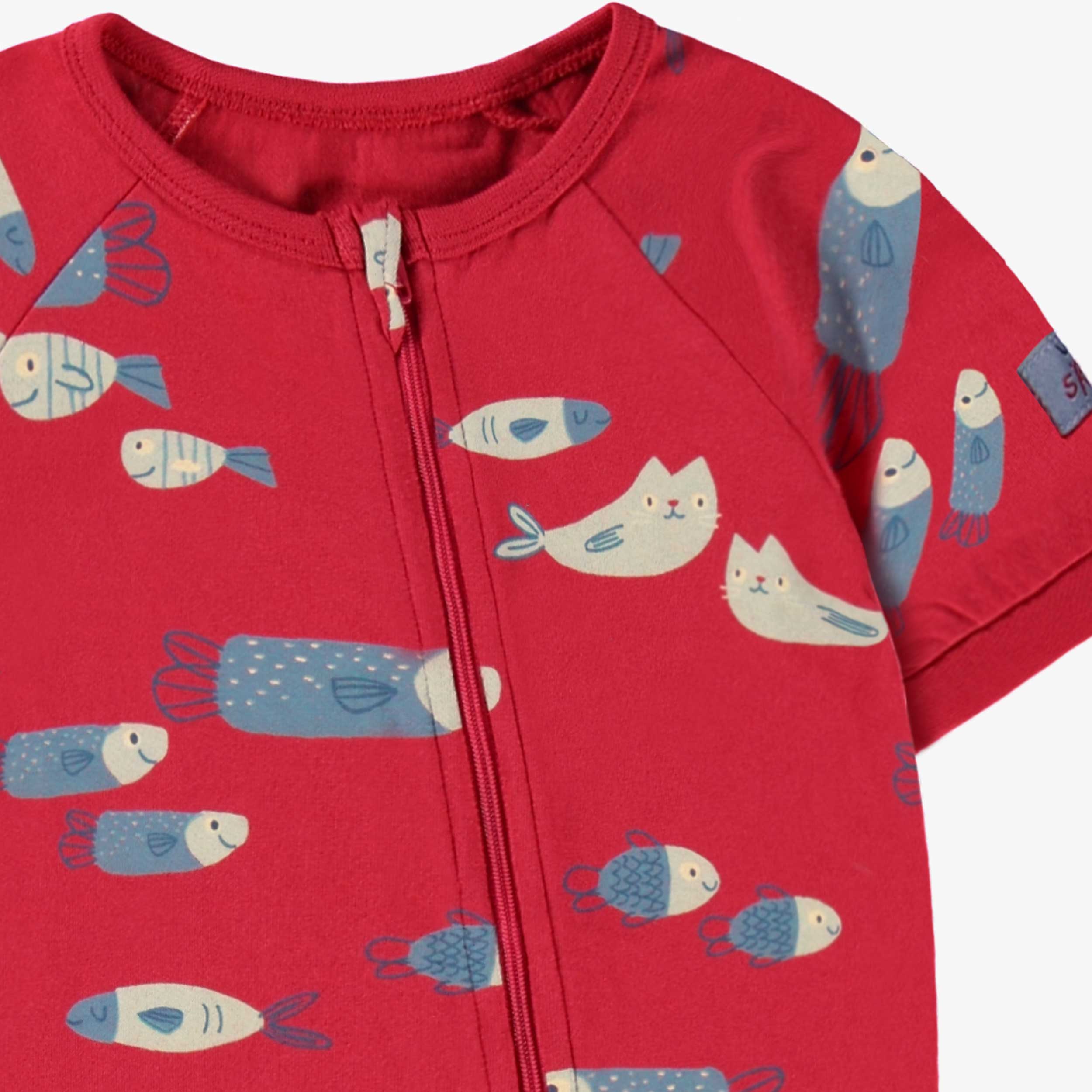 Détail du pyjama une-pièce rouge à motifs, bébé