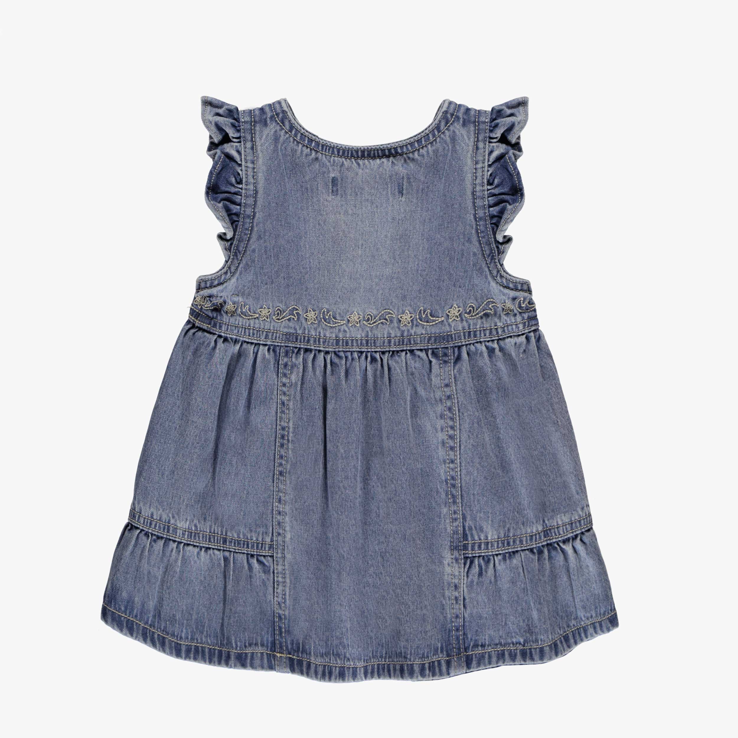 Dos de la robe bleue en denim avec broderies, bébé