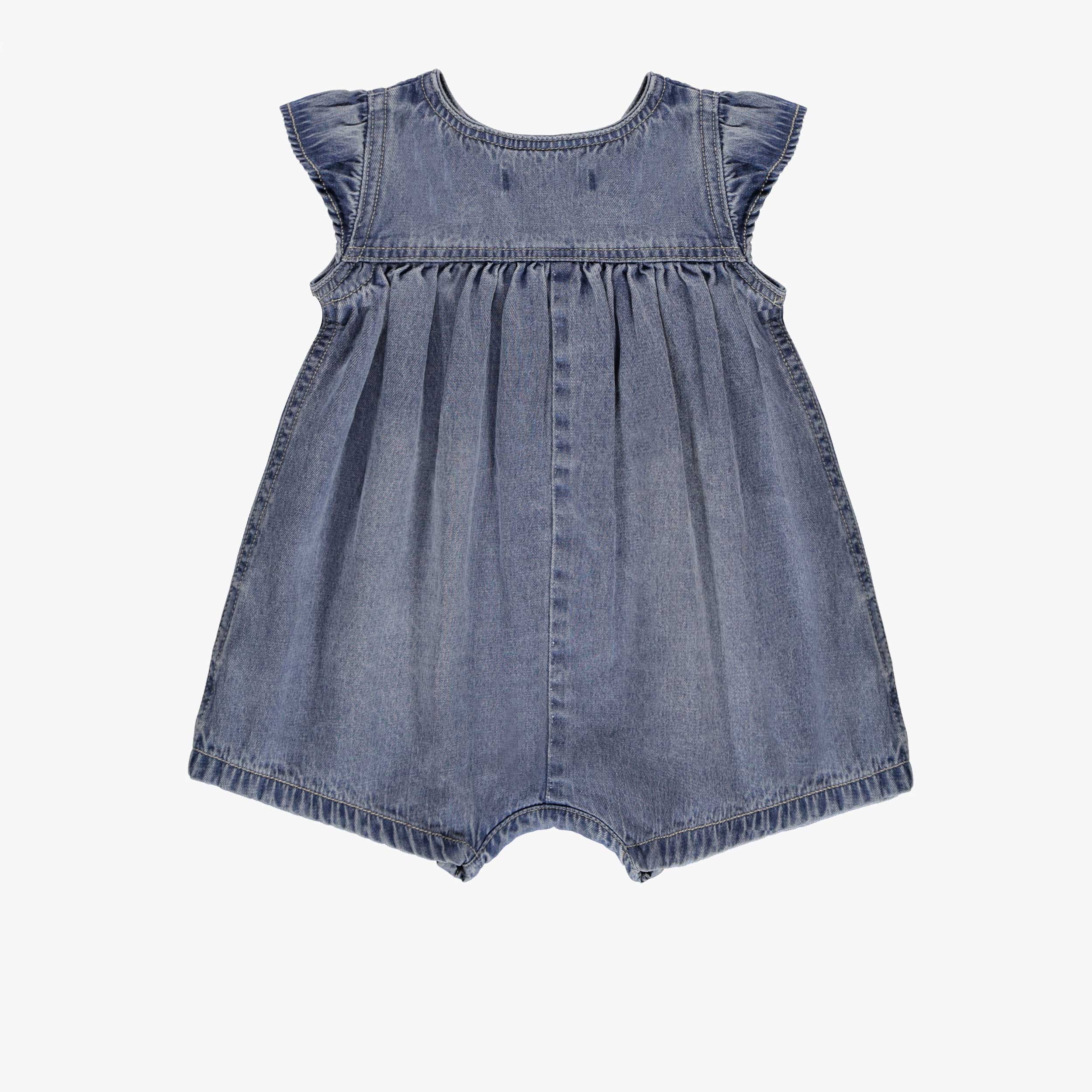 Dos du combishort bleu en denim avec broderies, bébé