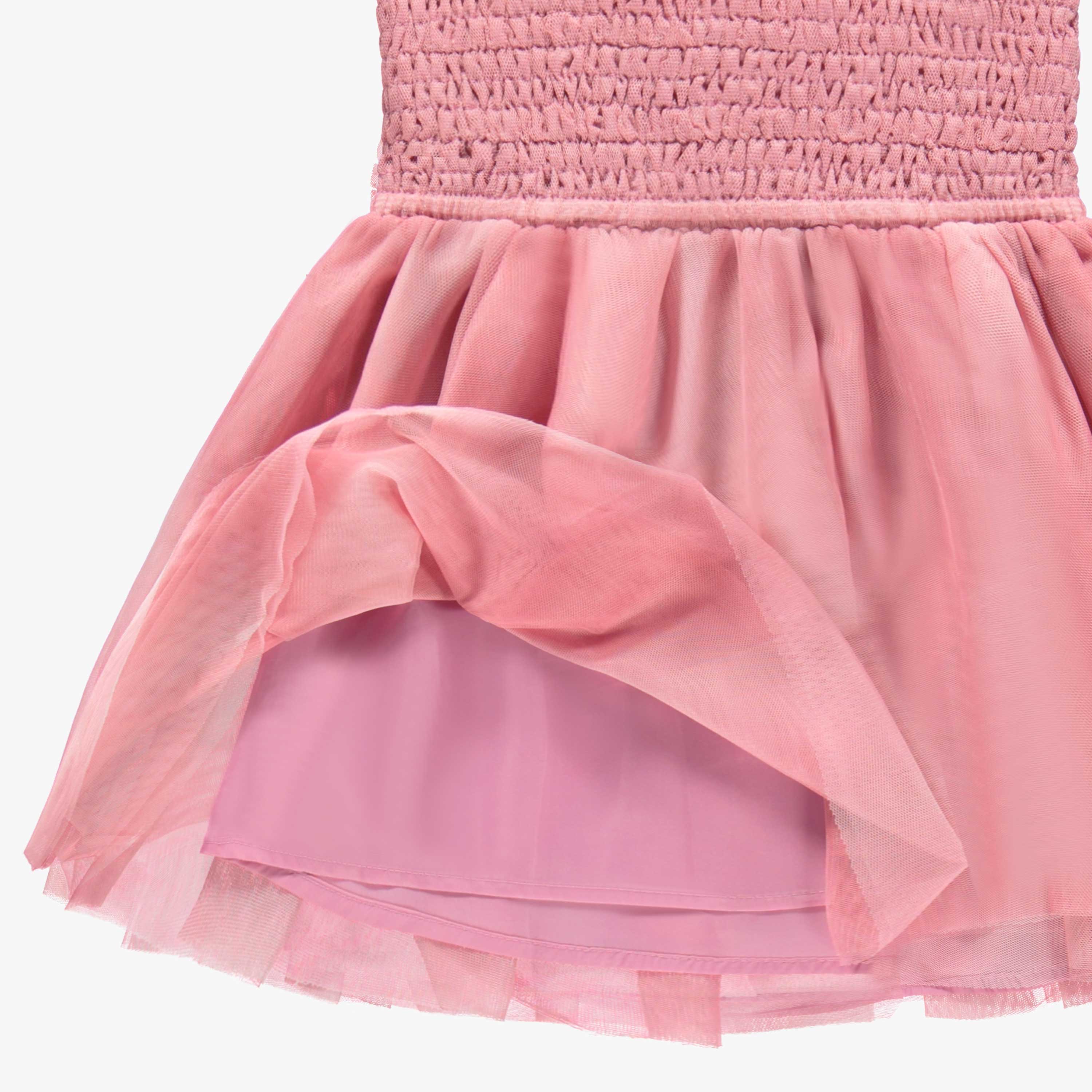 Détail de la robe rose en nid d'abeille et tulle, bébé