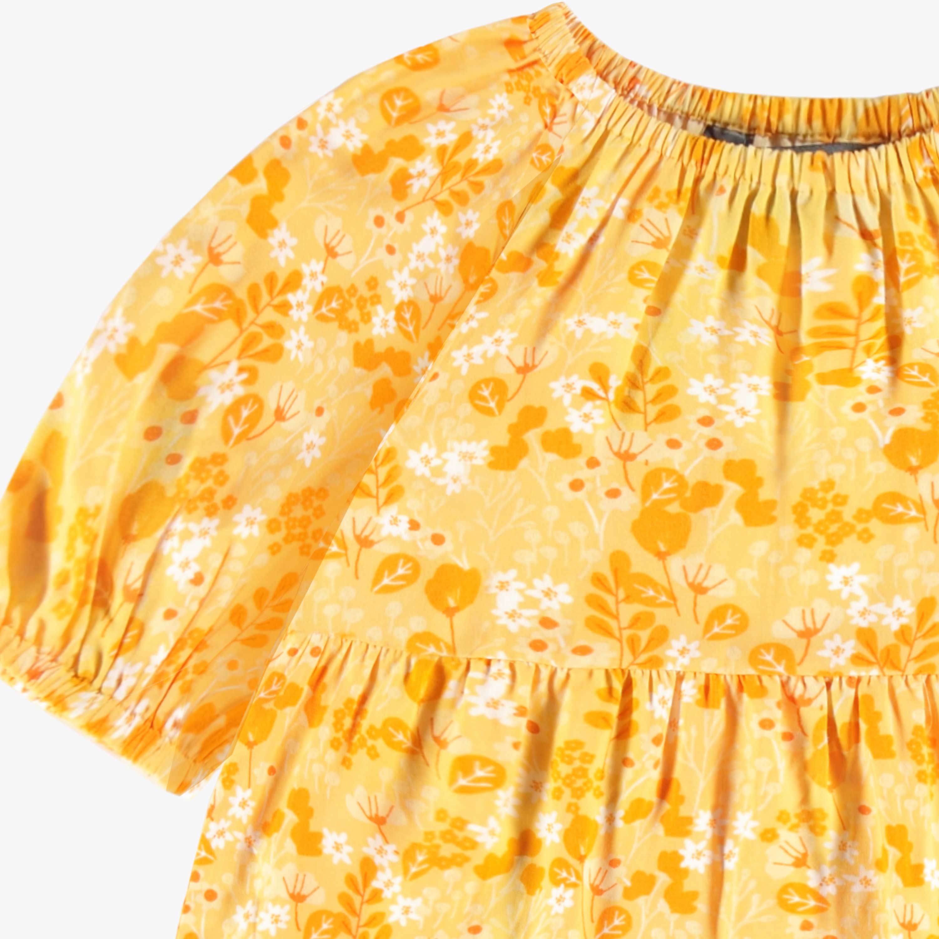 Détail de la robe jaune évasée en viscose à motifs de fleurs, bébé