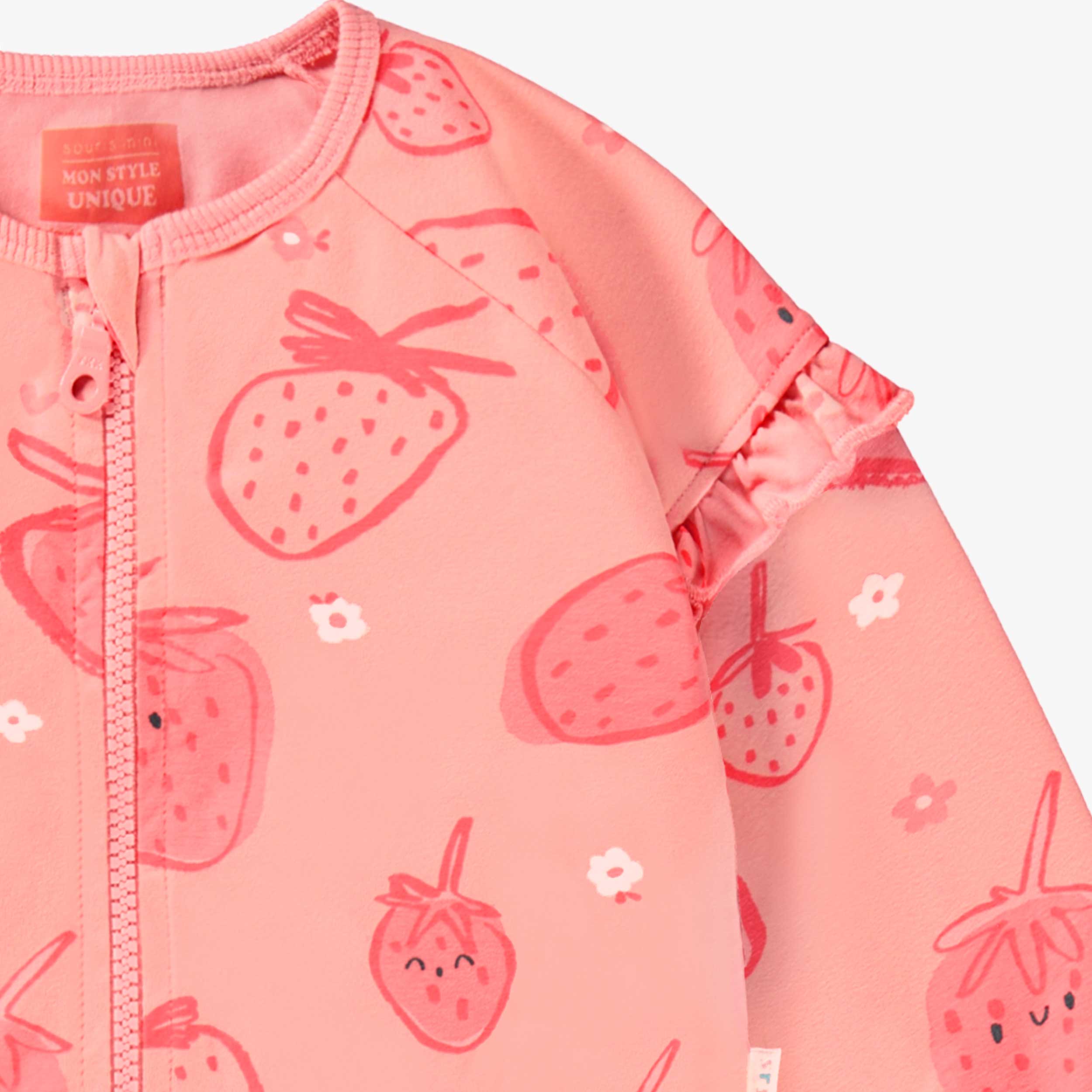 Détail de la veste rose à motifs de fraises, bébé