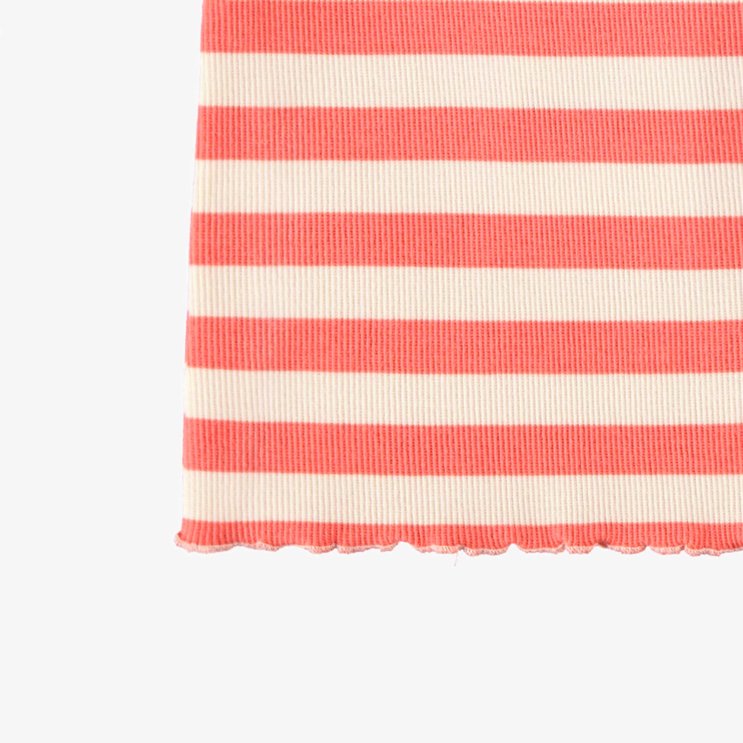 Détail de la camisole crème et rose à rayures, bébé