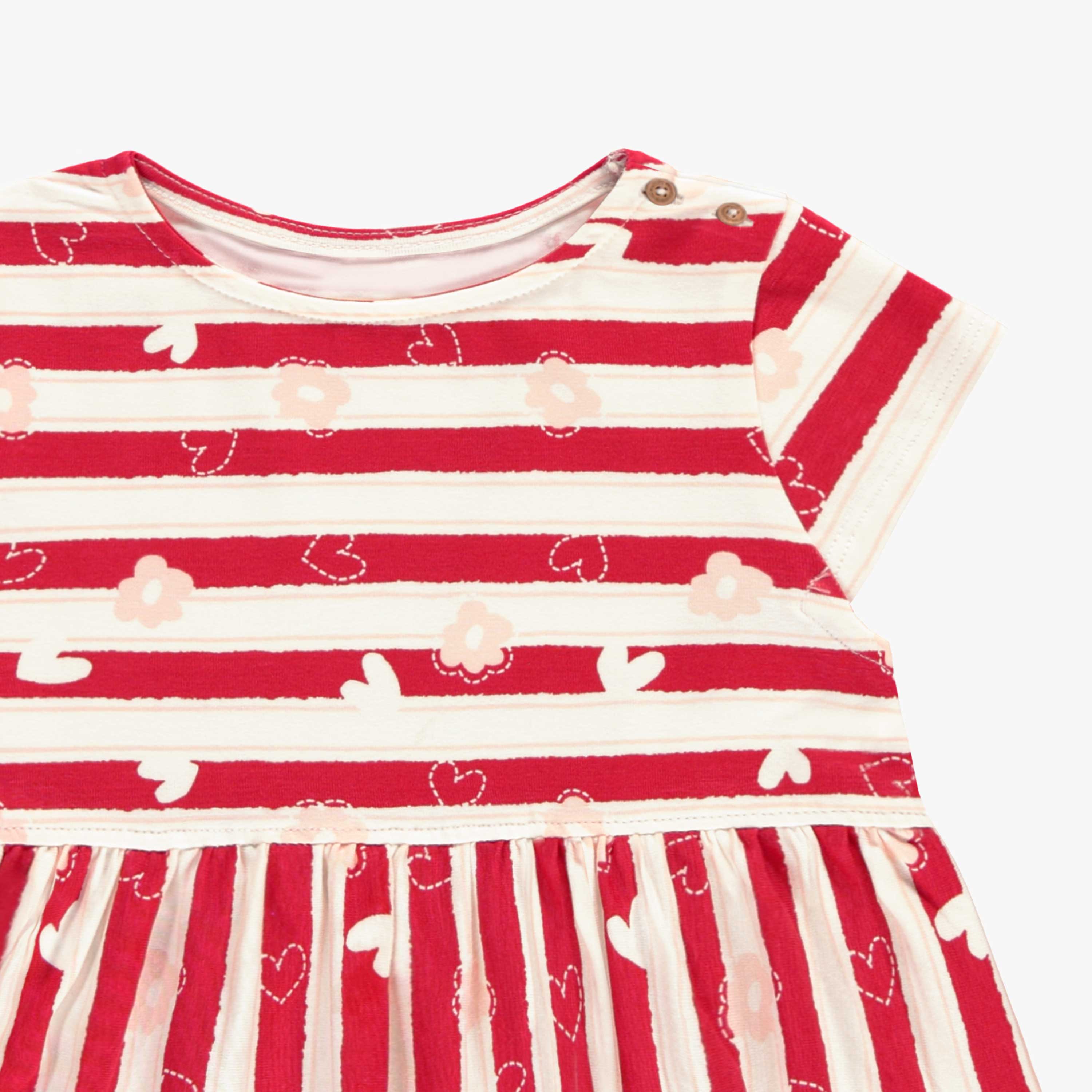 Détail de la robe crème à rayures rouges et motifs, bébé