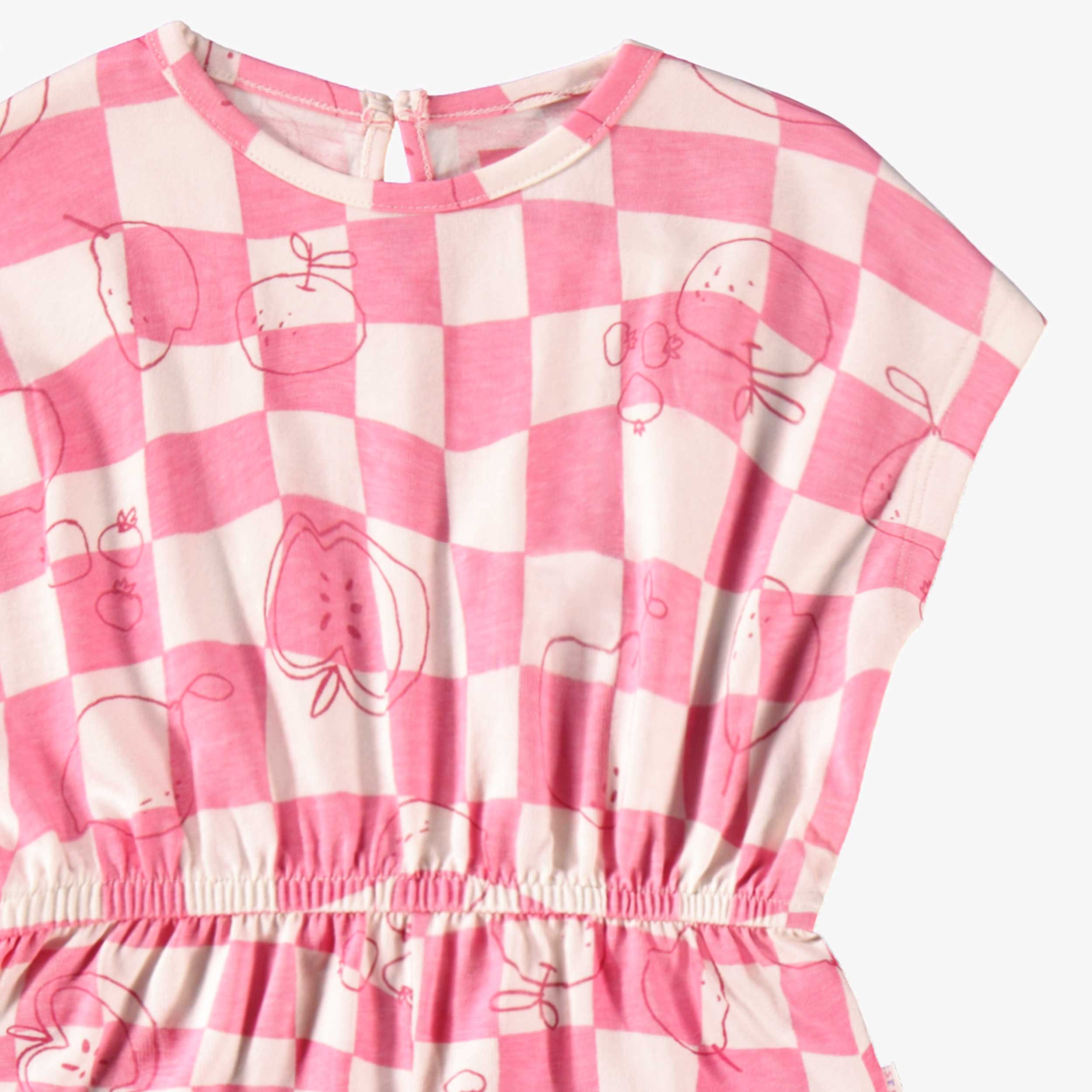 Détail du combishort rose et crème à carreaux et motifs, bébé