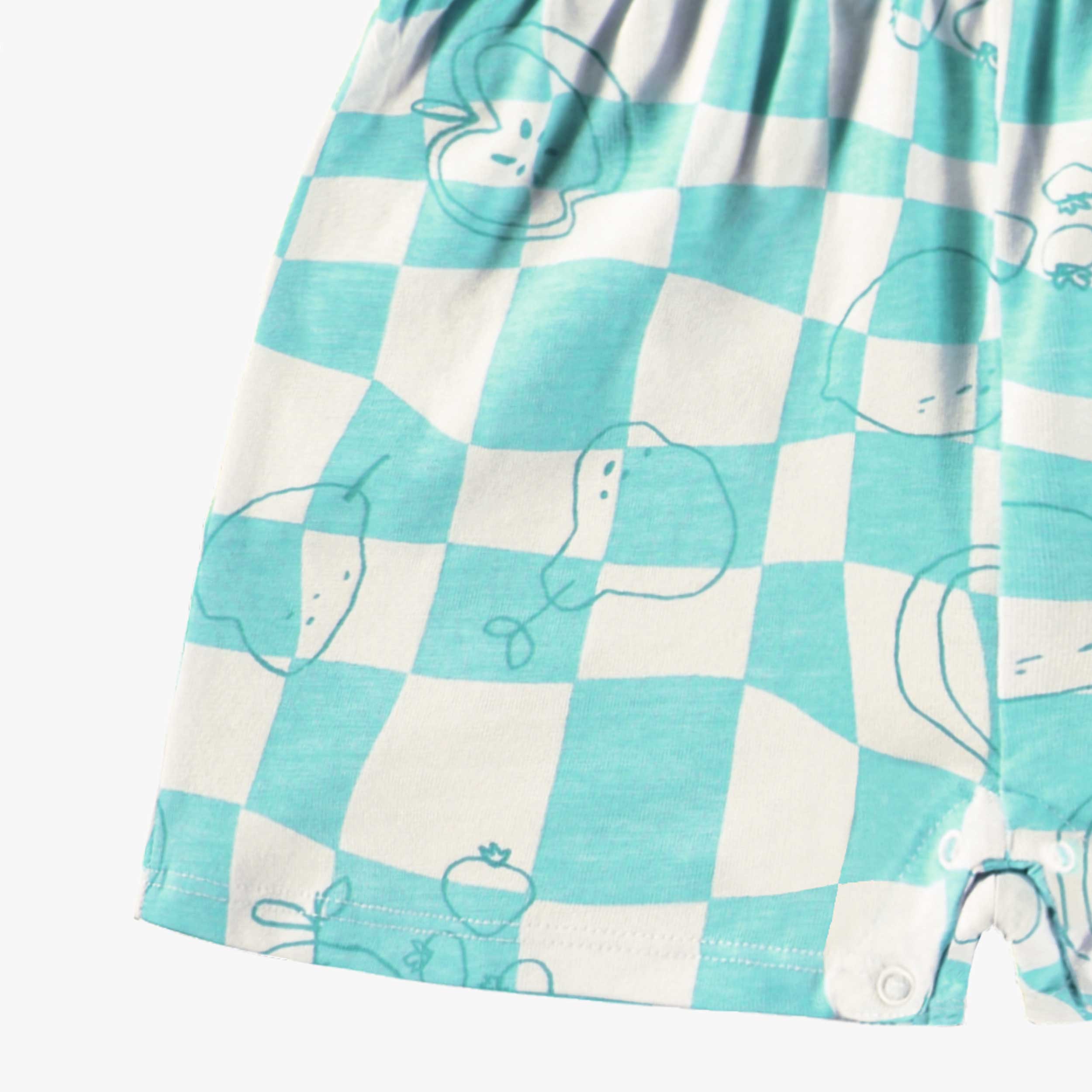 Détail du combishort bleu aqua et crème à carreaux et motifs, bébé