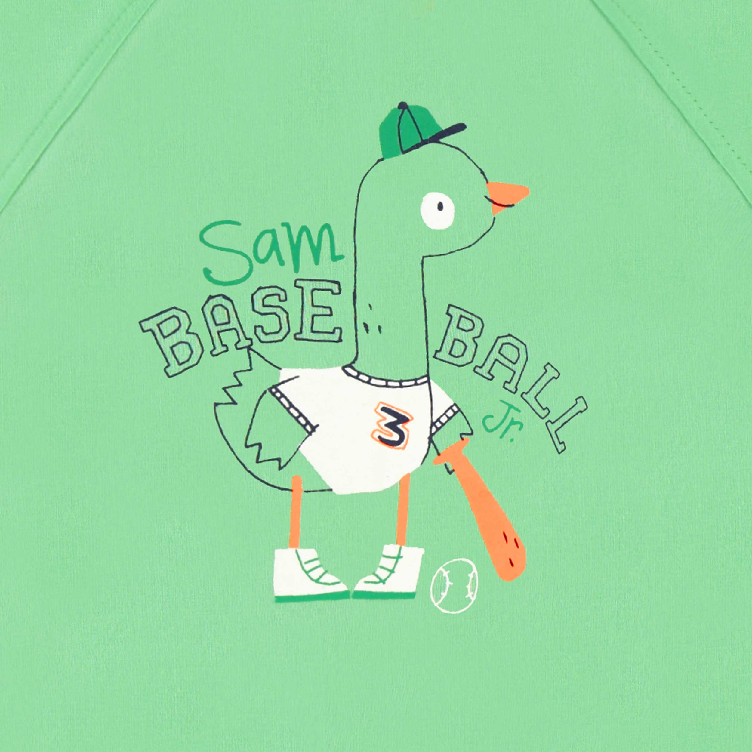 Détail du t-shirt sans manches vert avec illustration, bébé