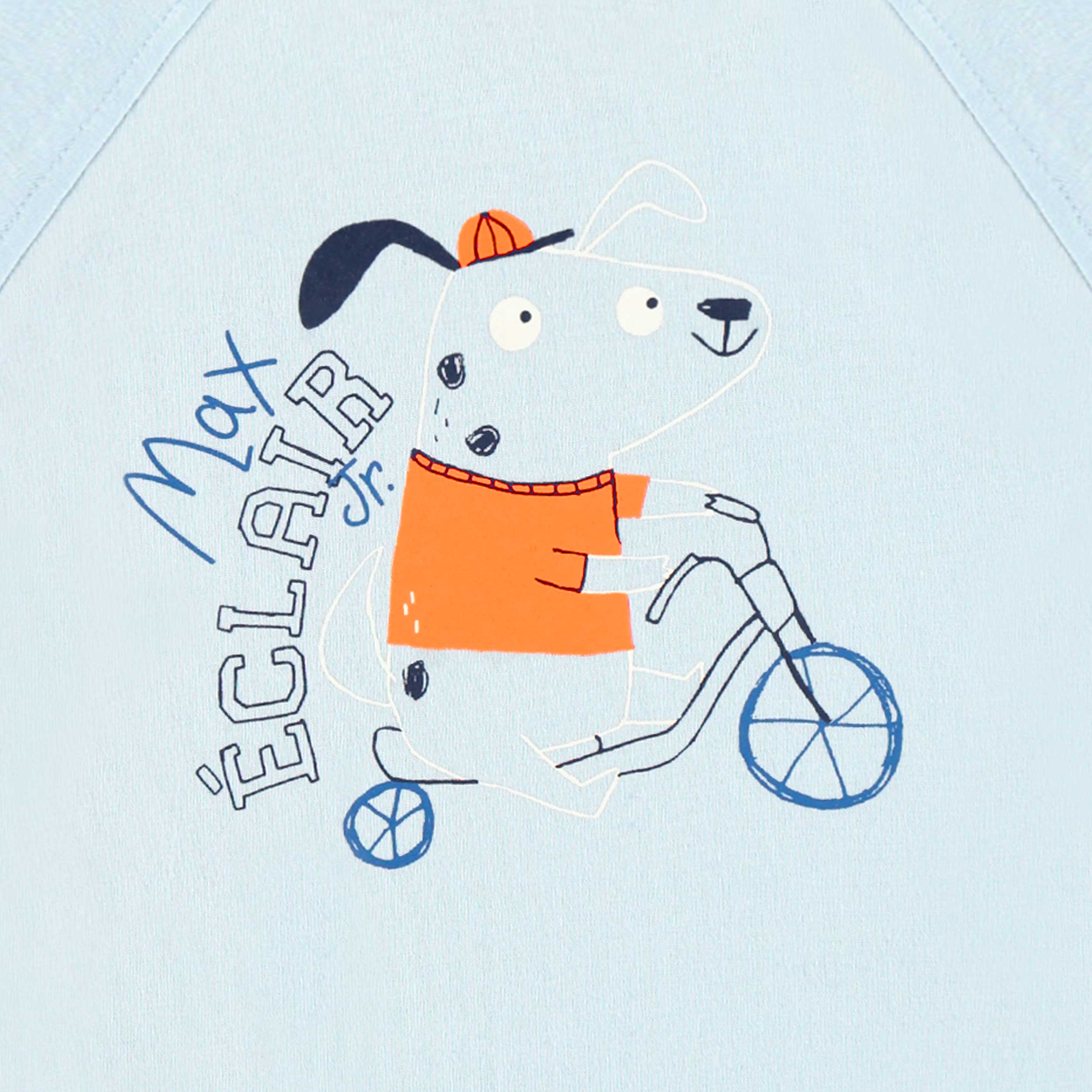 Détail du t-shirt sans manches bleu avec illustration, bébé