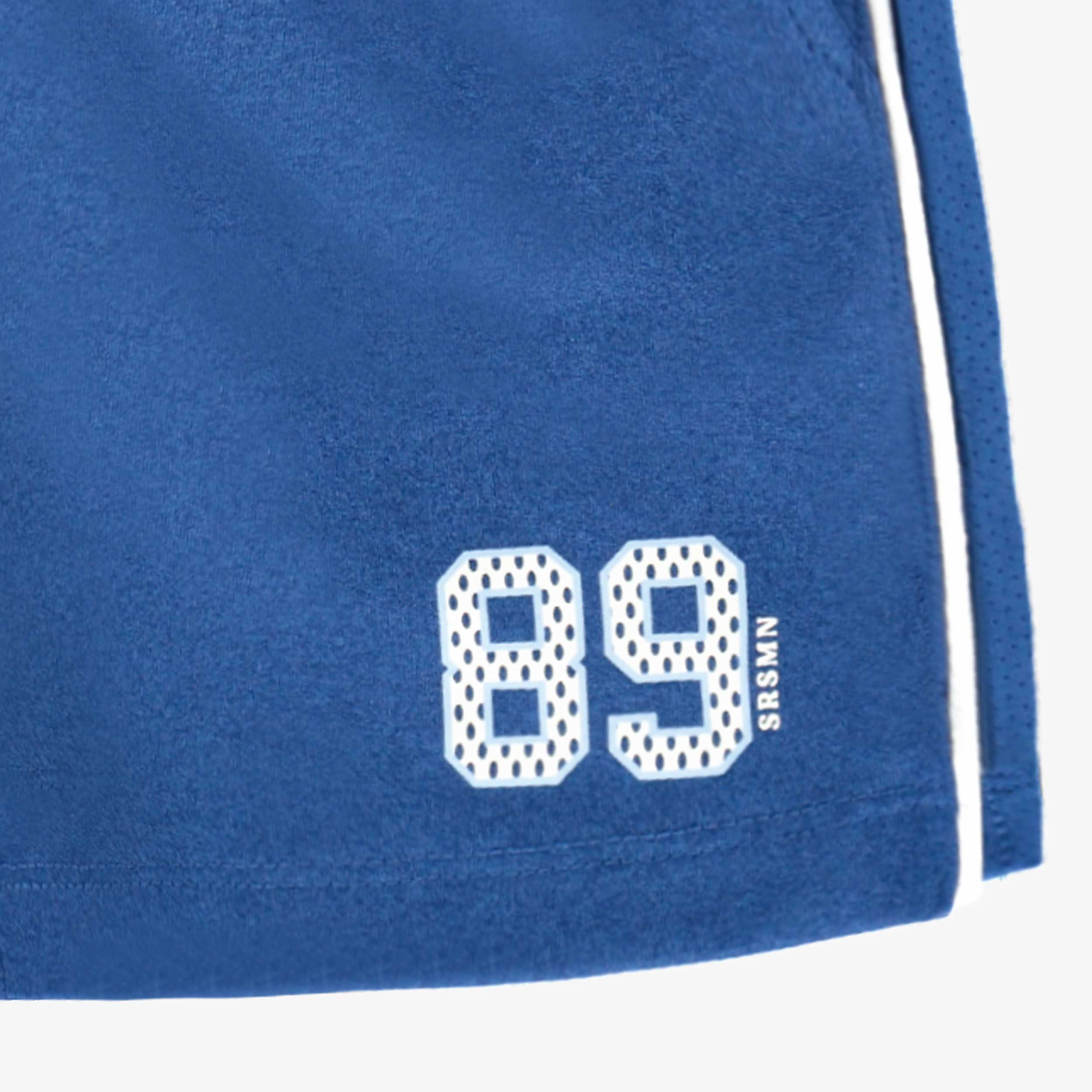 Détail du short de sport bleu, bébé
