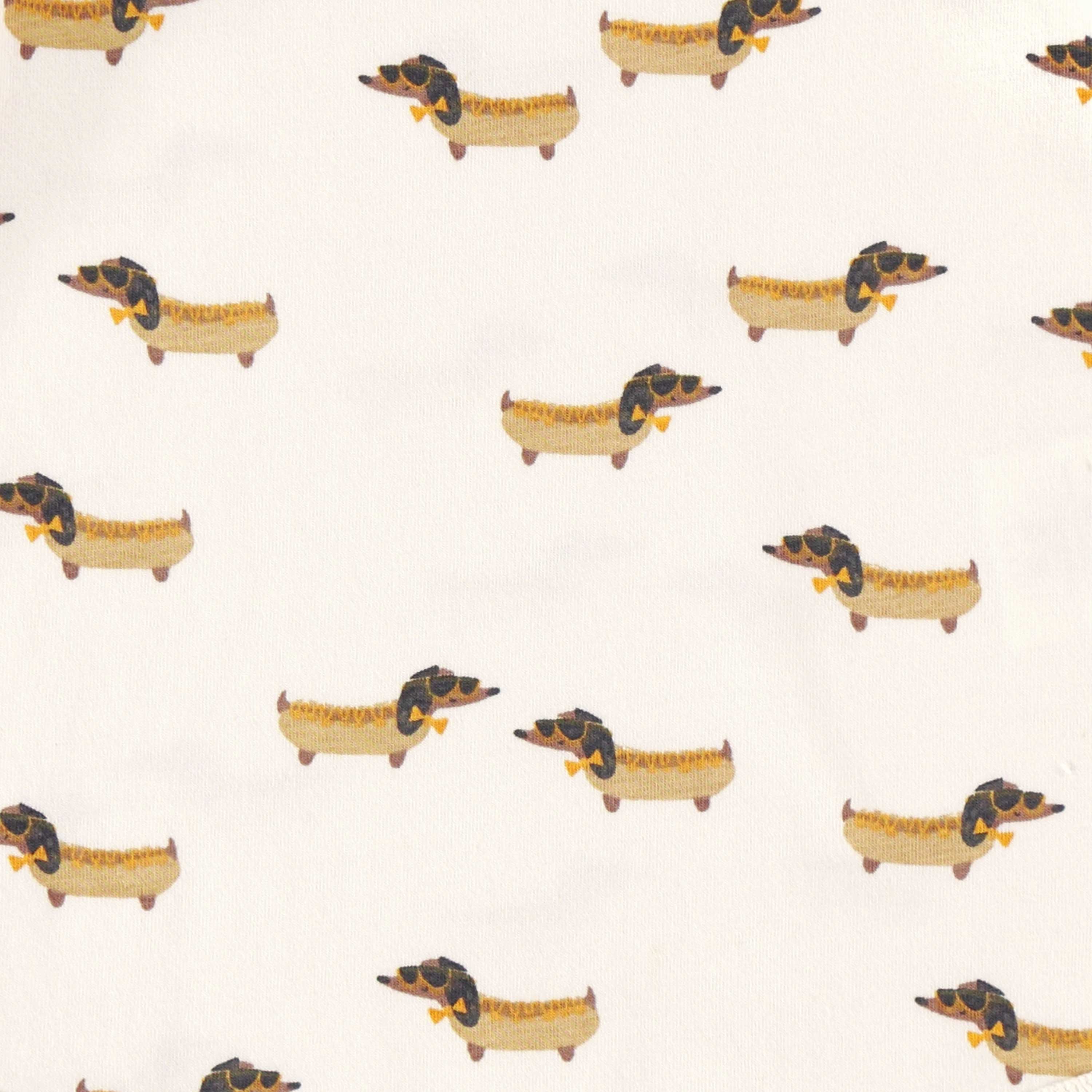 Détail du cache-couche crème avec motifs, bébé