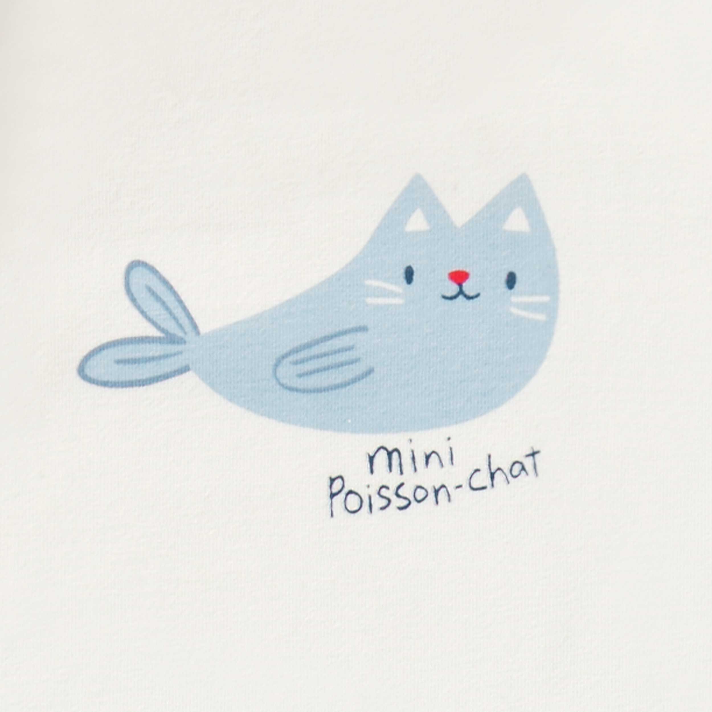 Détail du cache-couche crème avec illustration, bébé