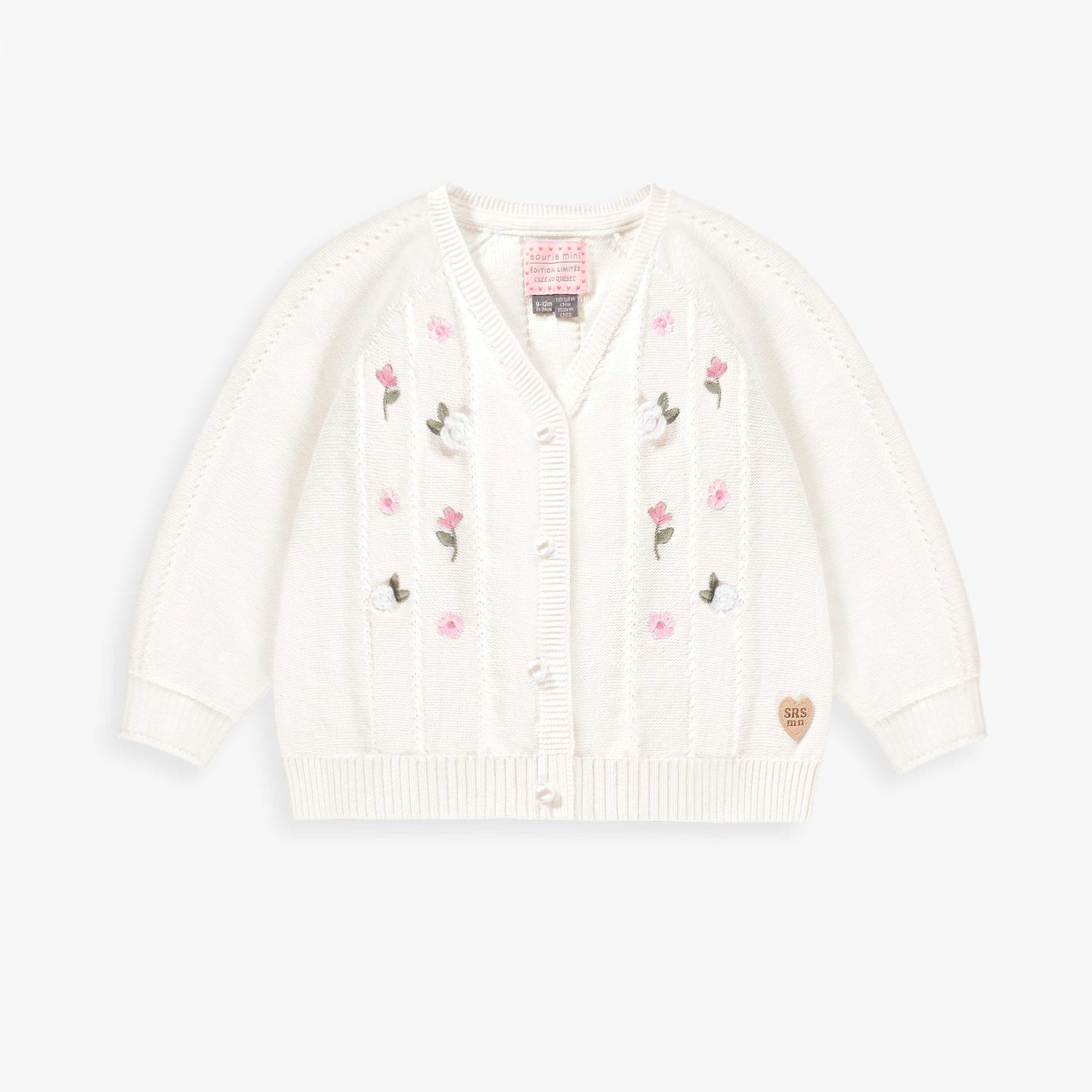 Cardigan blanc en tricot avec détails ajourés et fleurs crochetées, bébé