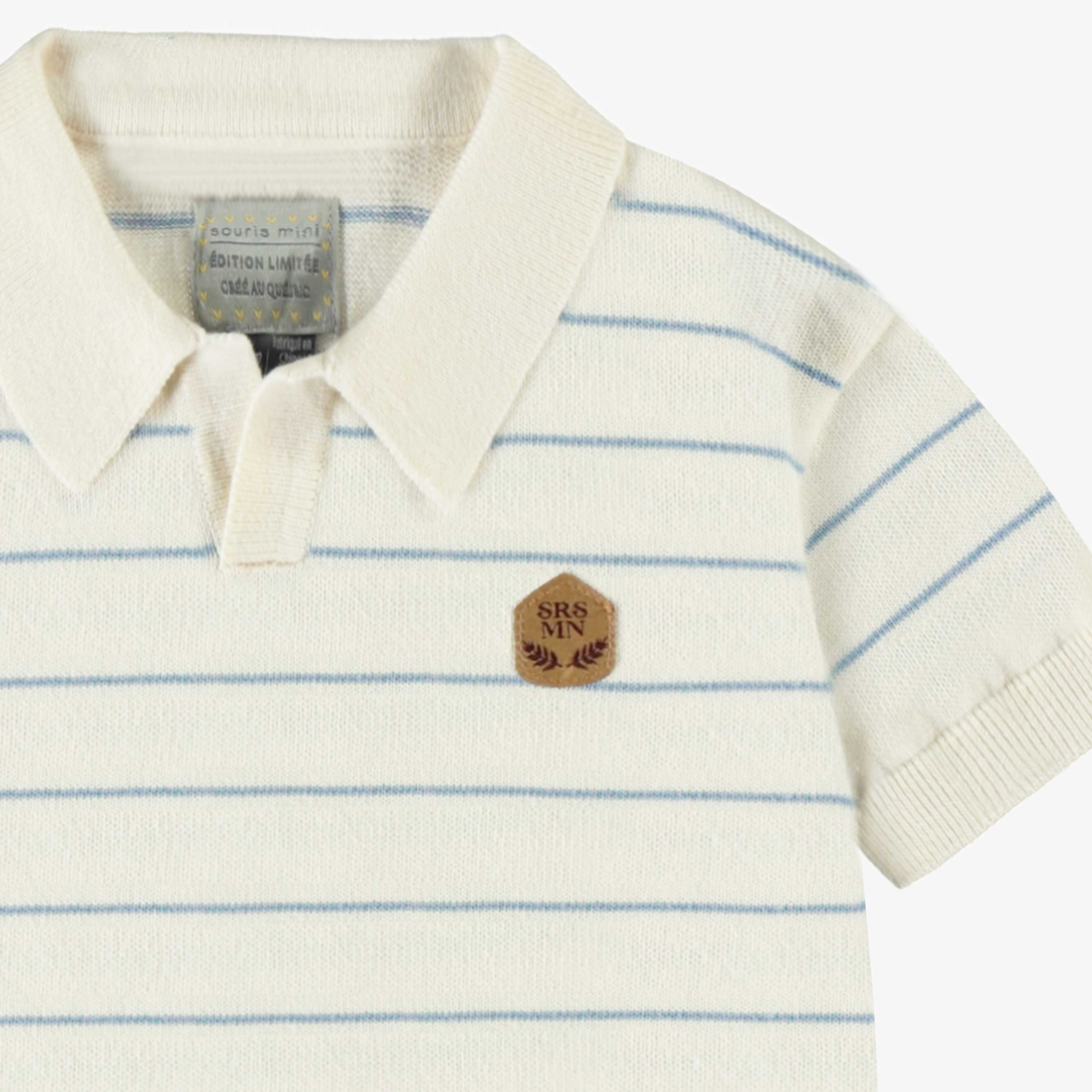 Détail du polo crème et bleu en tricot à rayures, bébé