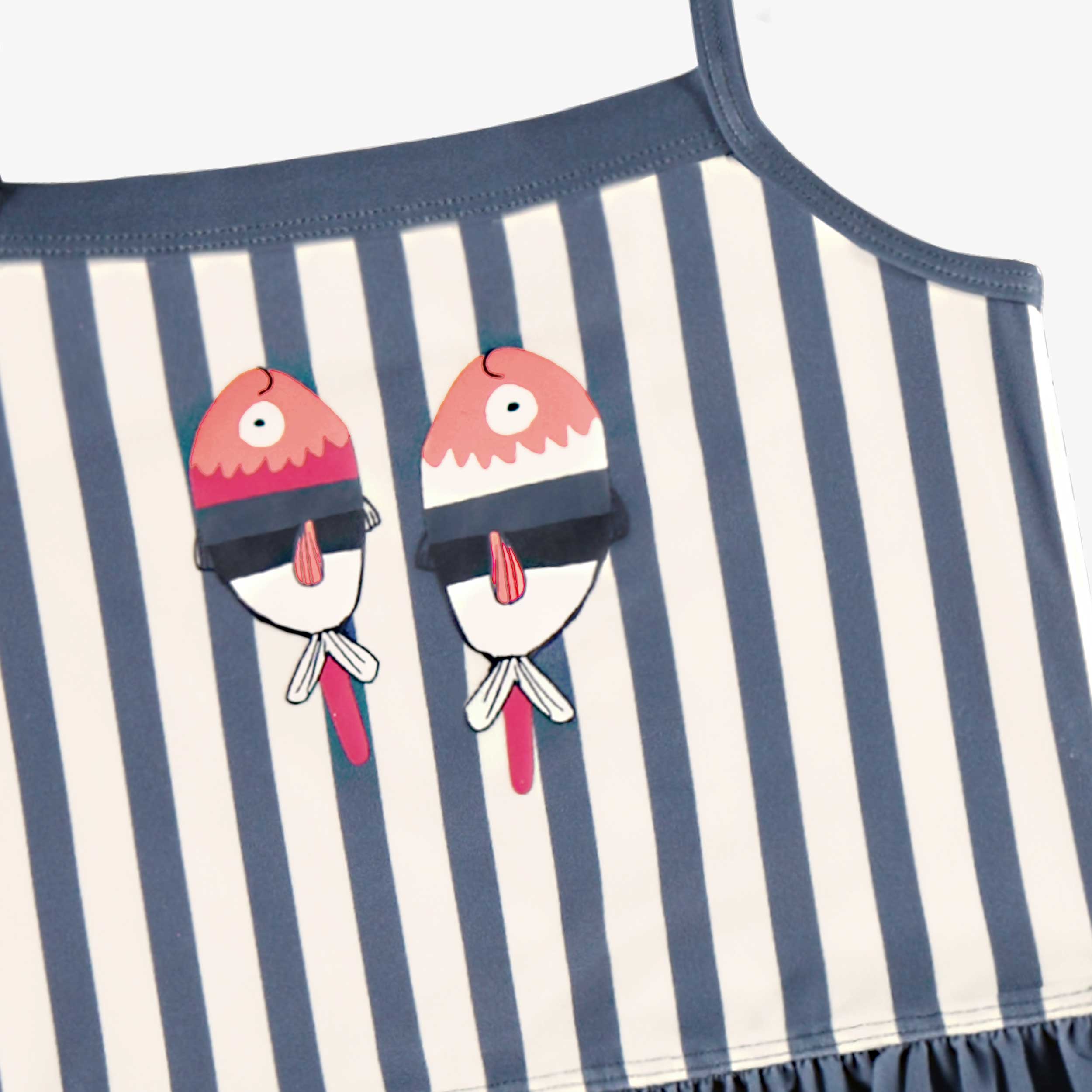 Détail du maillot de bain deux pièces à rayures et volants, enfant