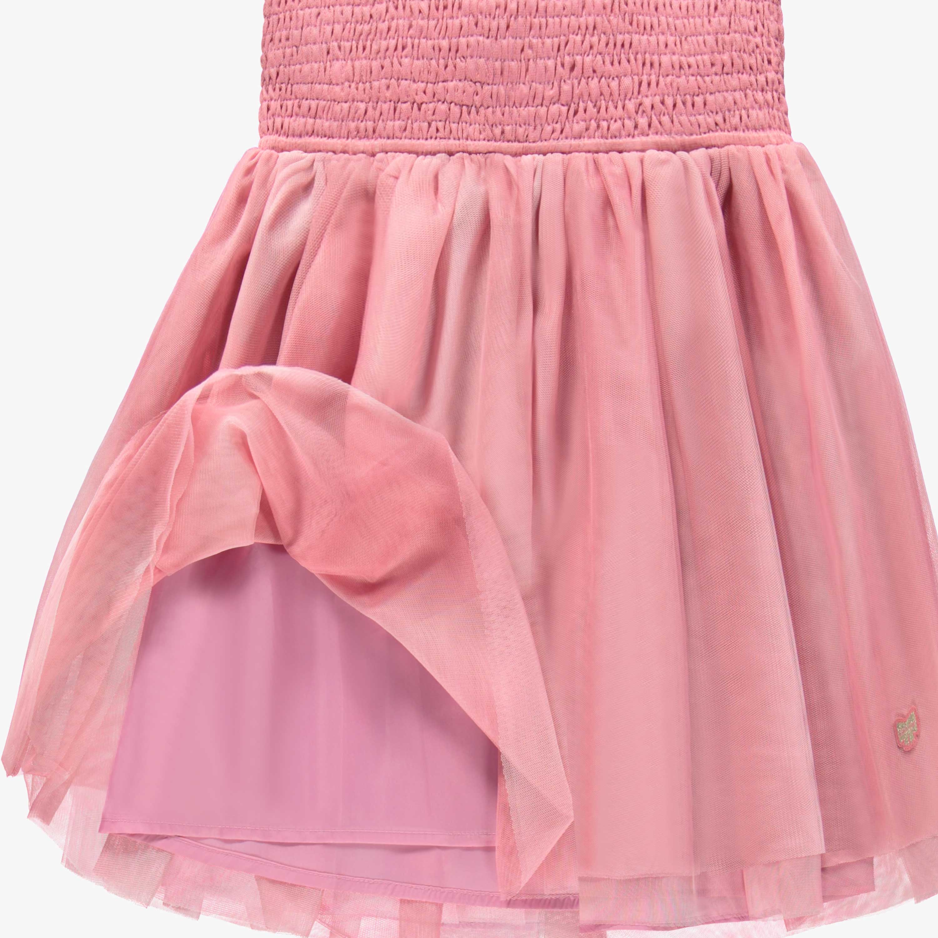 Détails de la robe rose en nid d'abeille et tulle, enfant