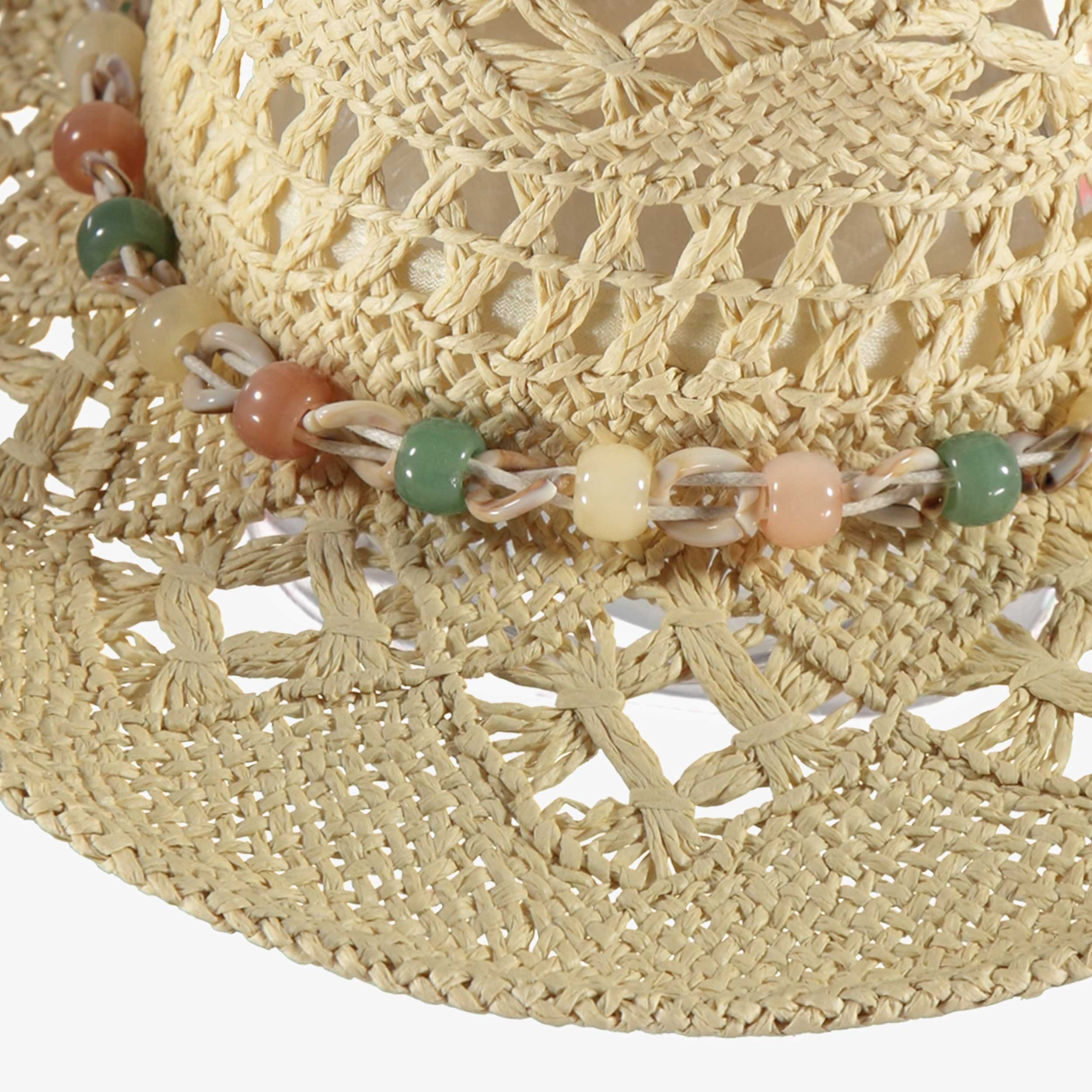 Détail du chapeau de cowboy en paille ajourée, enfant