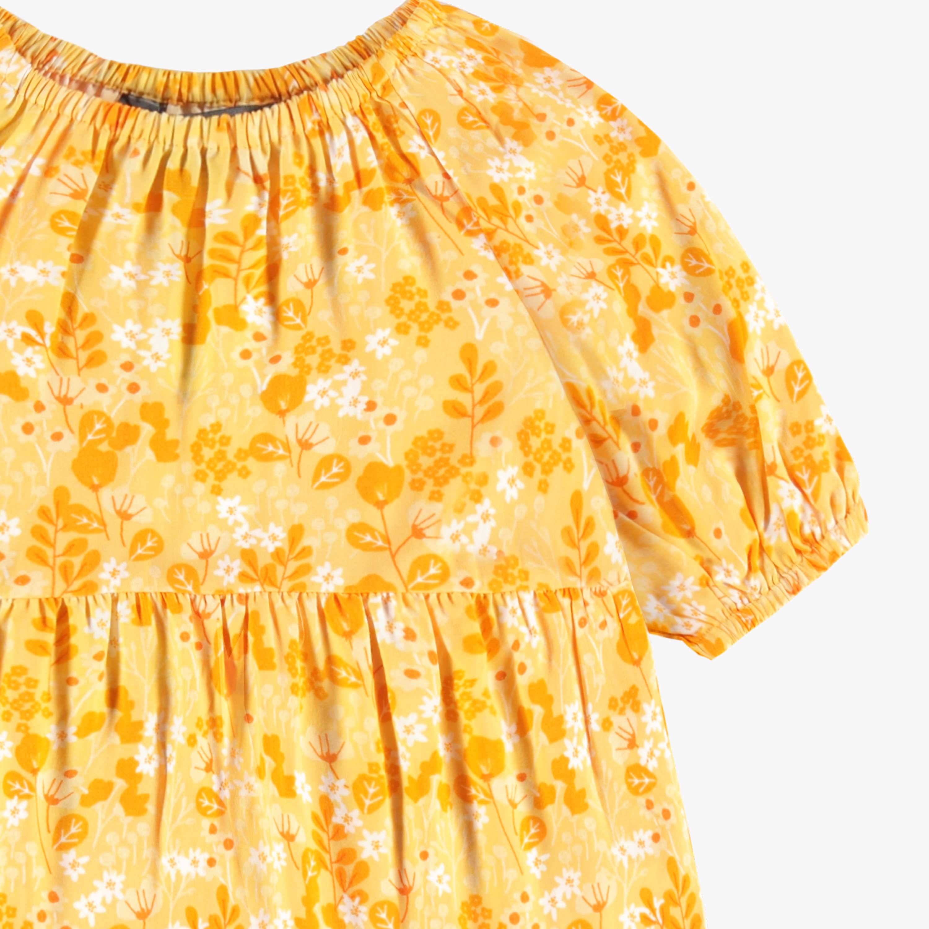 Détail de la robe jaune évasée en viscose à motifs de fleurs, enfant