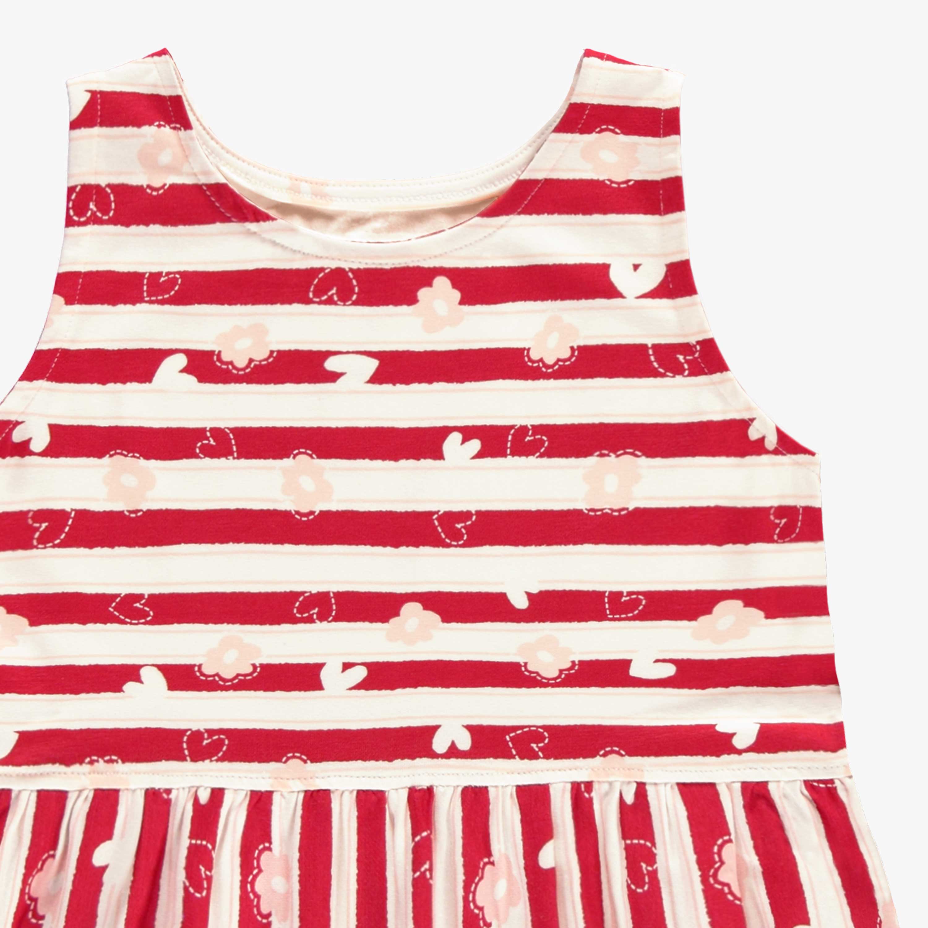 Détail de la robe crème à rayures rouges et motifs, enfant