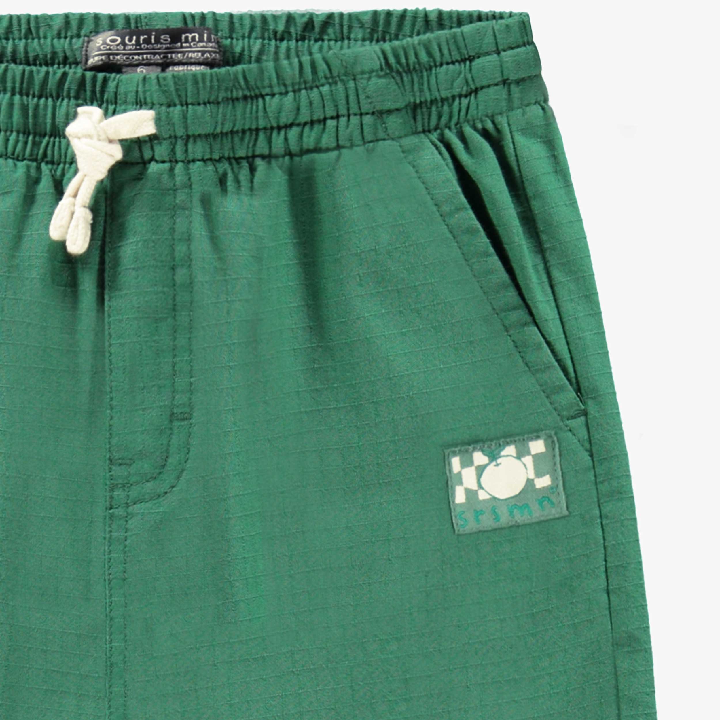 Zoom écusson du bermuda vert coupe décontractée, enfant