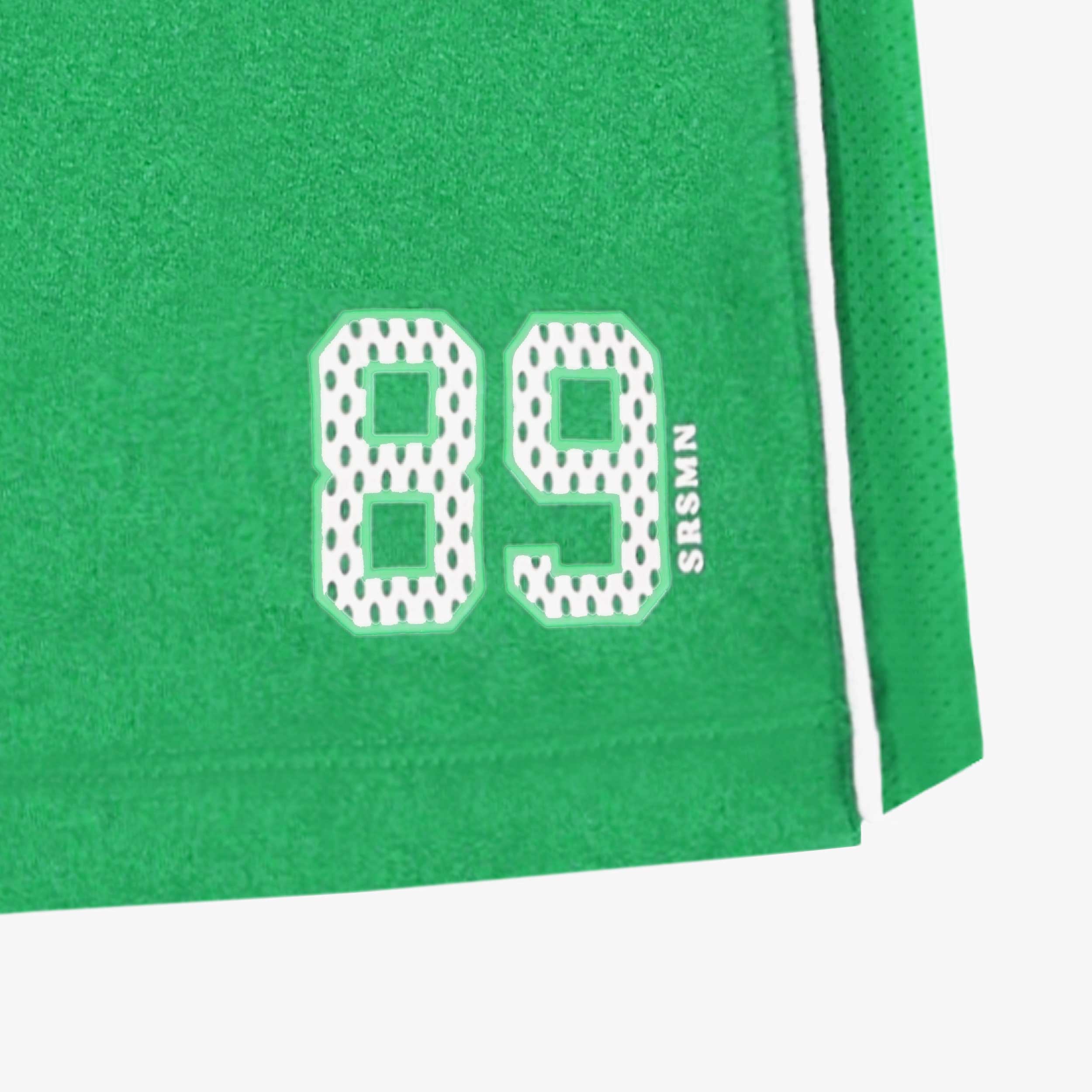 Détail du bermuda de sport vert, enfant