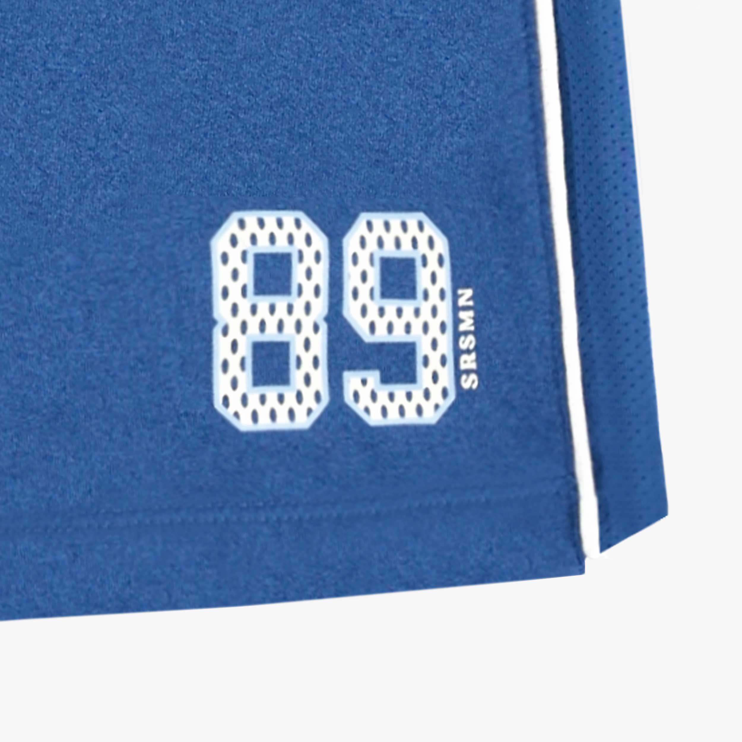 Détail du bermuda de sport bleu, enfant