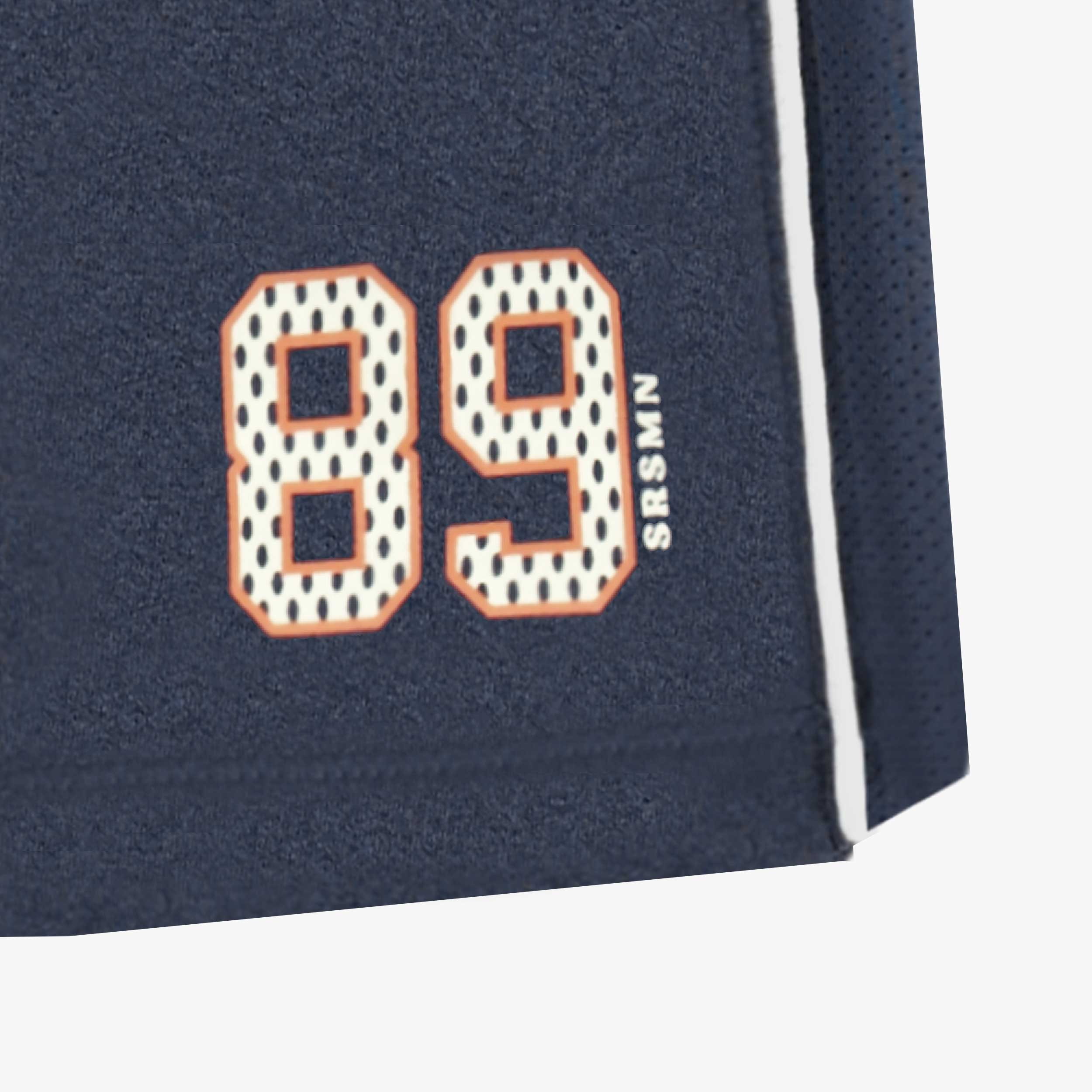 Détail du bermuda de sport bleu marine, enfant