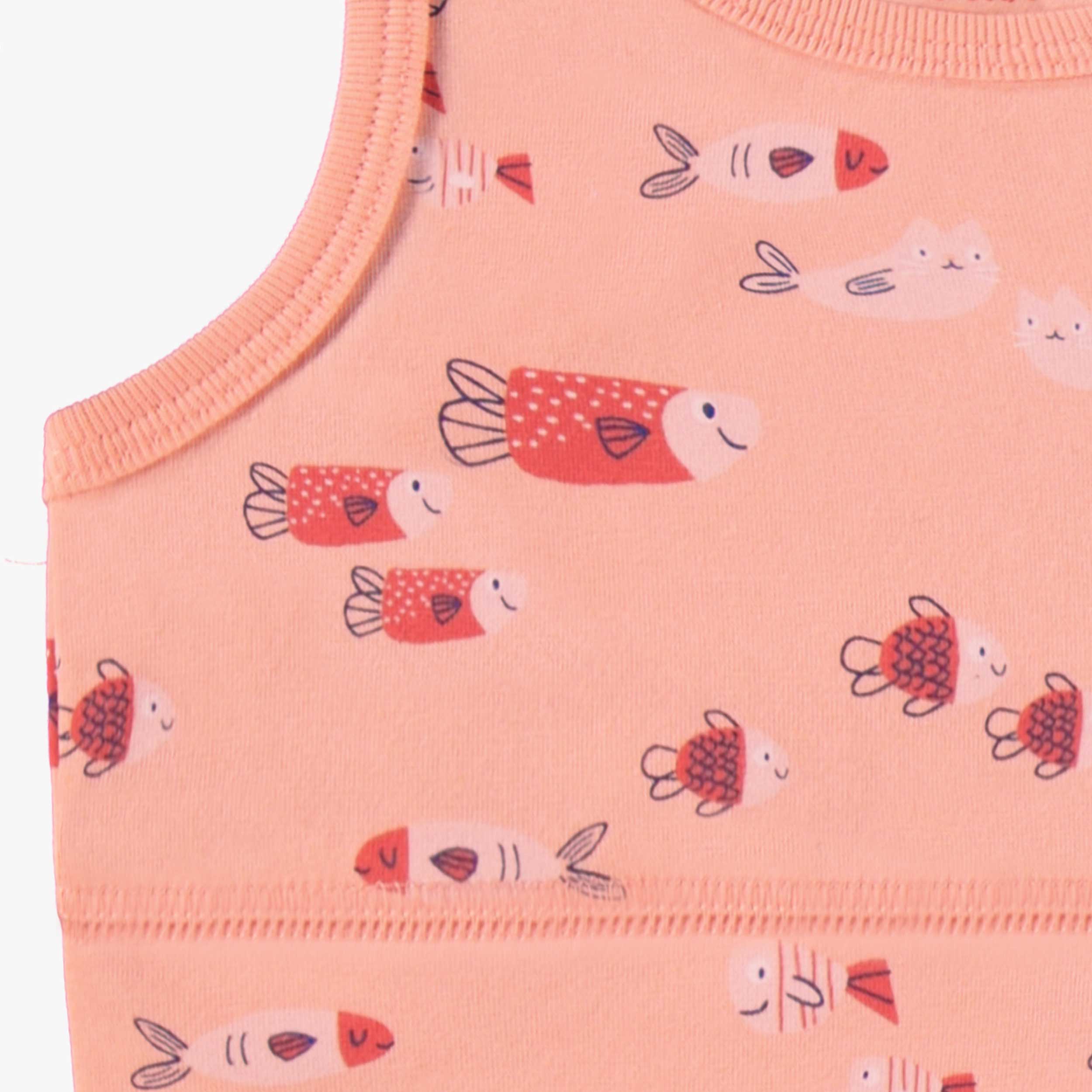 Détail de la camisole courte rose à motifs enfant