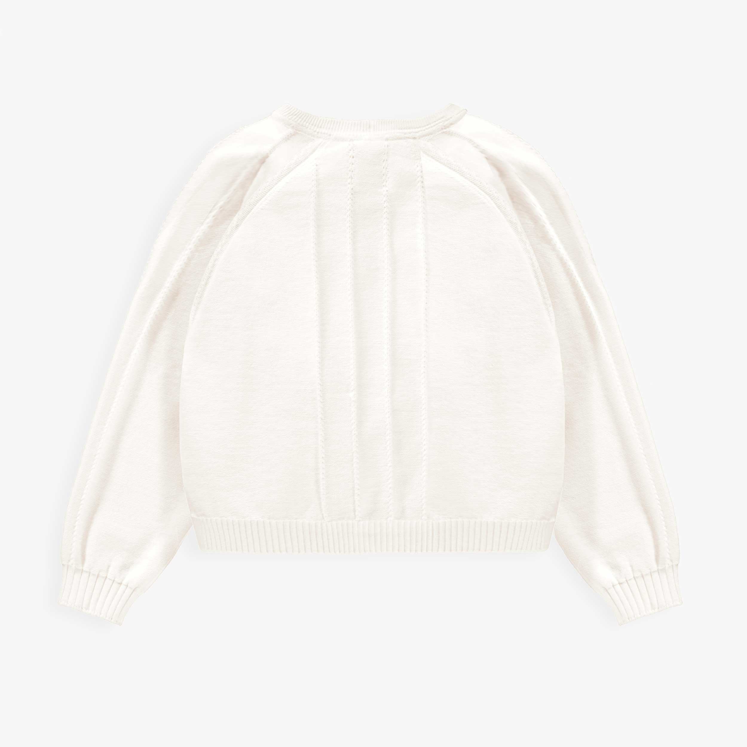 Photo de dos du cardigan blanc en tricot avec détails ajourés et fleurs crochetées, enfant