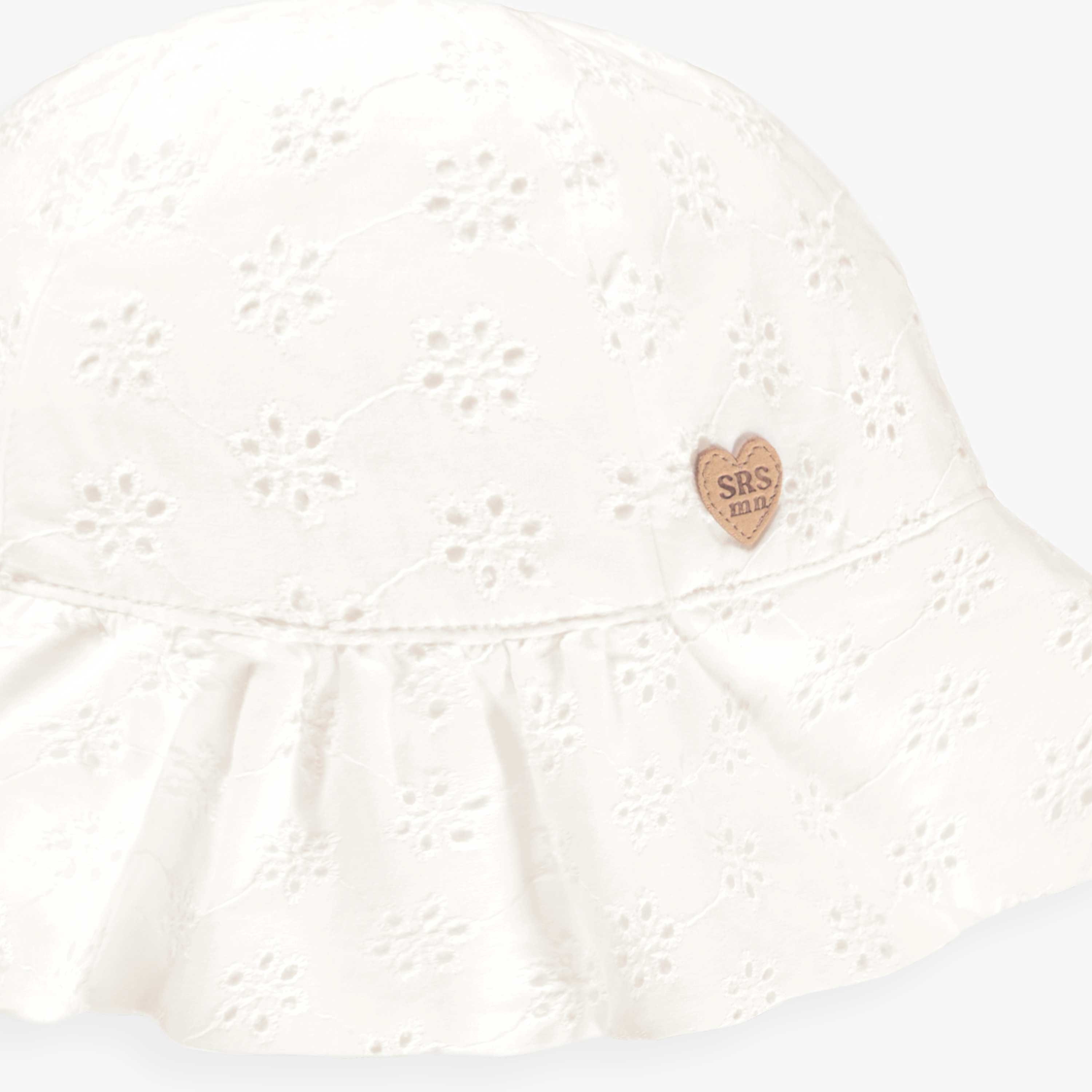 Détail du chapeau blanc en broderie anglaise, enfant