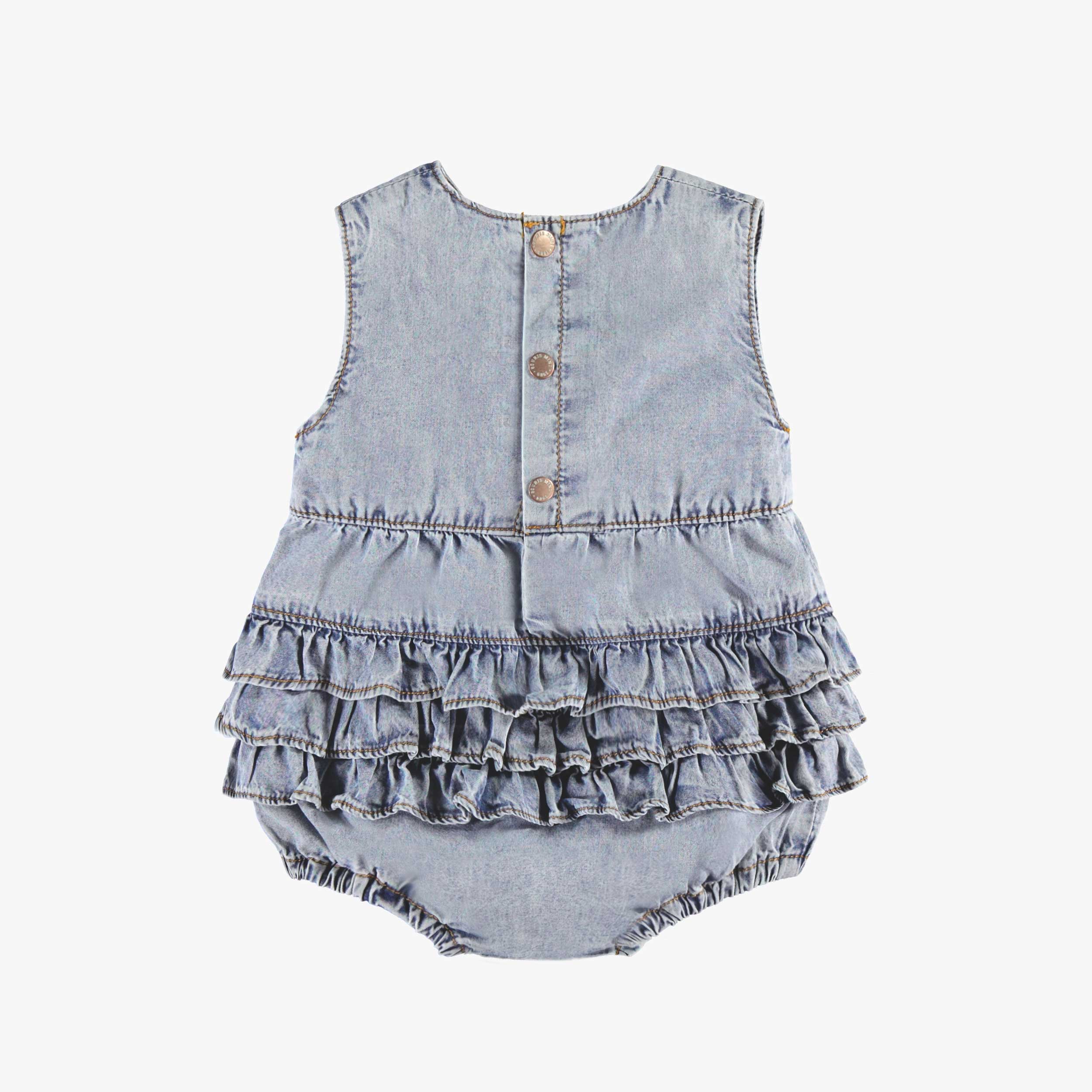 Dos de la barboteuse en denim bleu pâle avec v olants, naissance