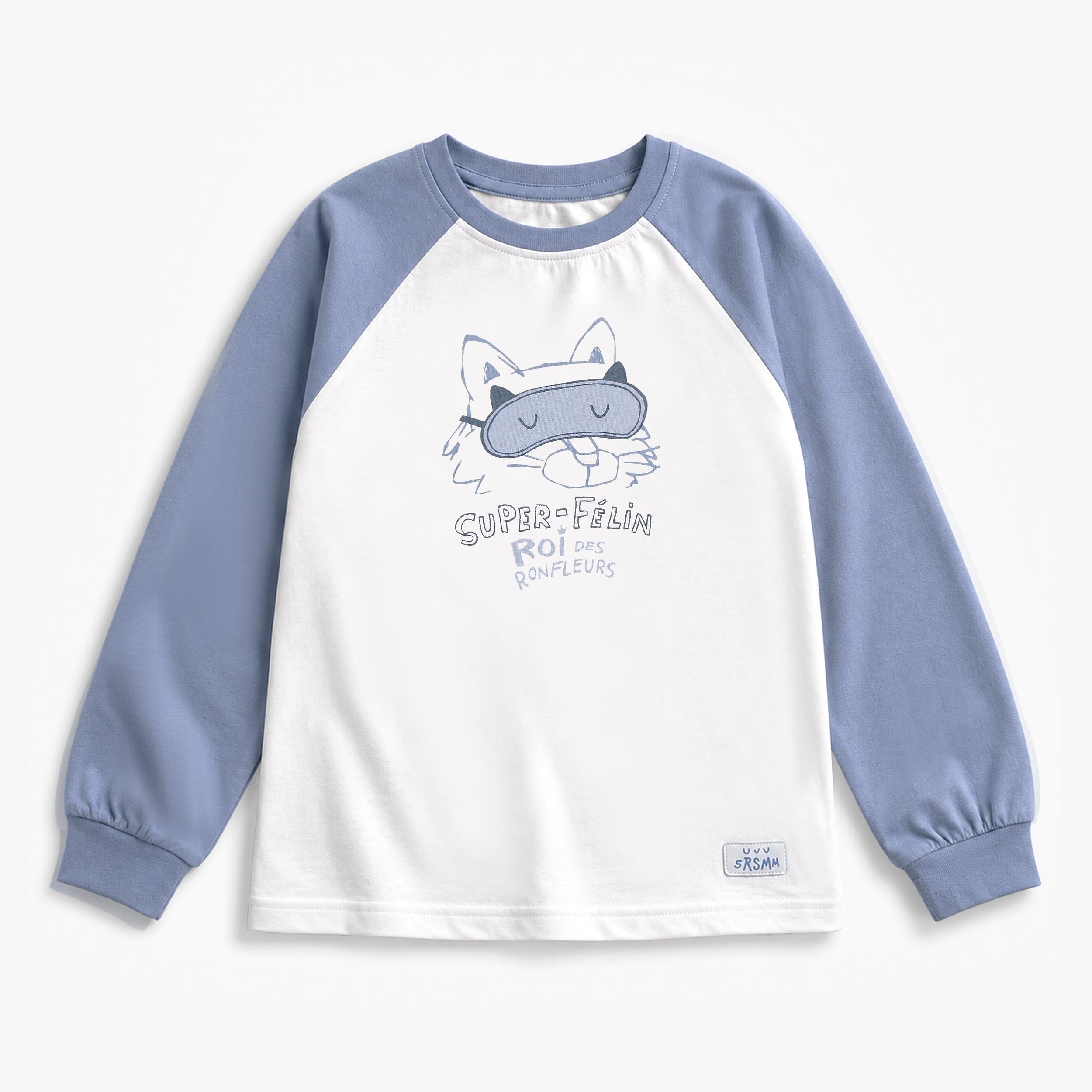 Chandail de pyjama blanc pour enfant avec manches raglan bleu pale et motif imprime de chat portant un masque de sommeil.