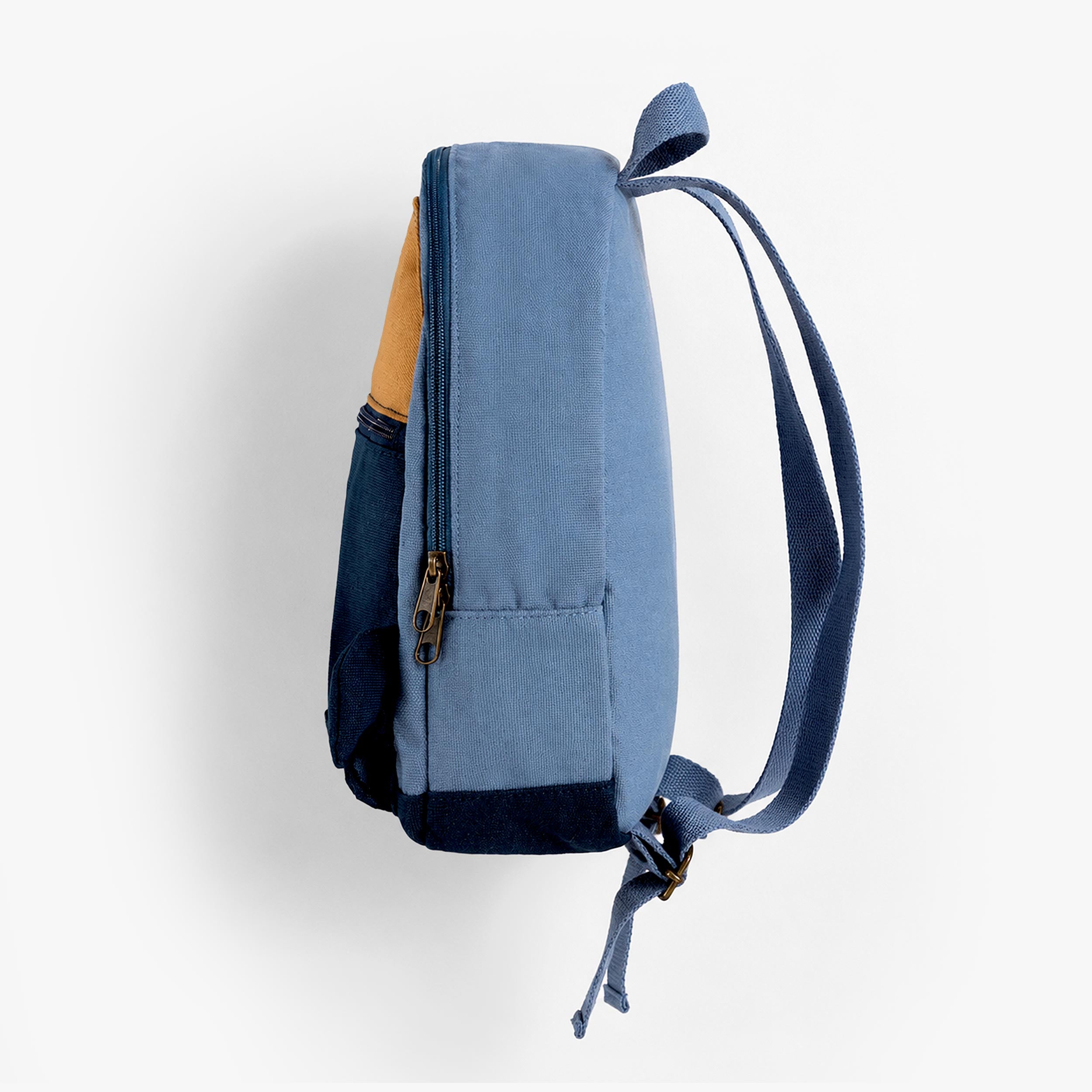Vue de côté du sac à dos bleu en toile à motif spatial, bébé